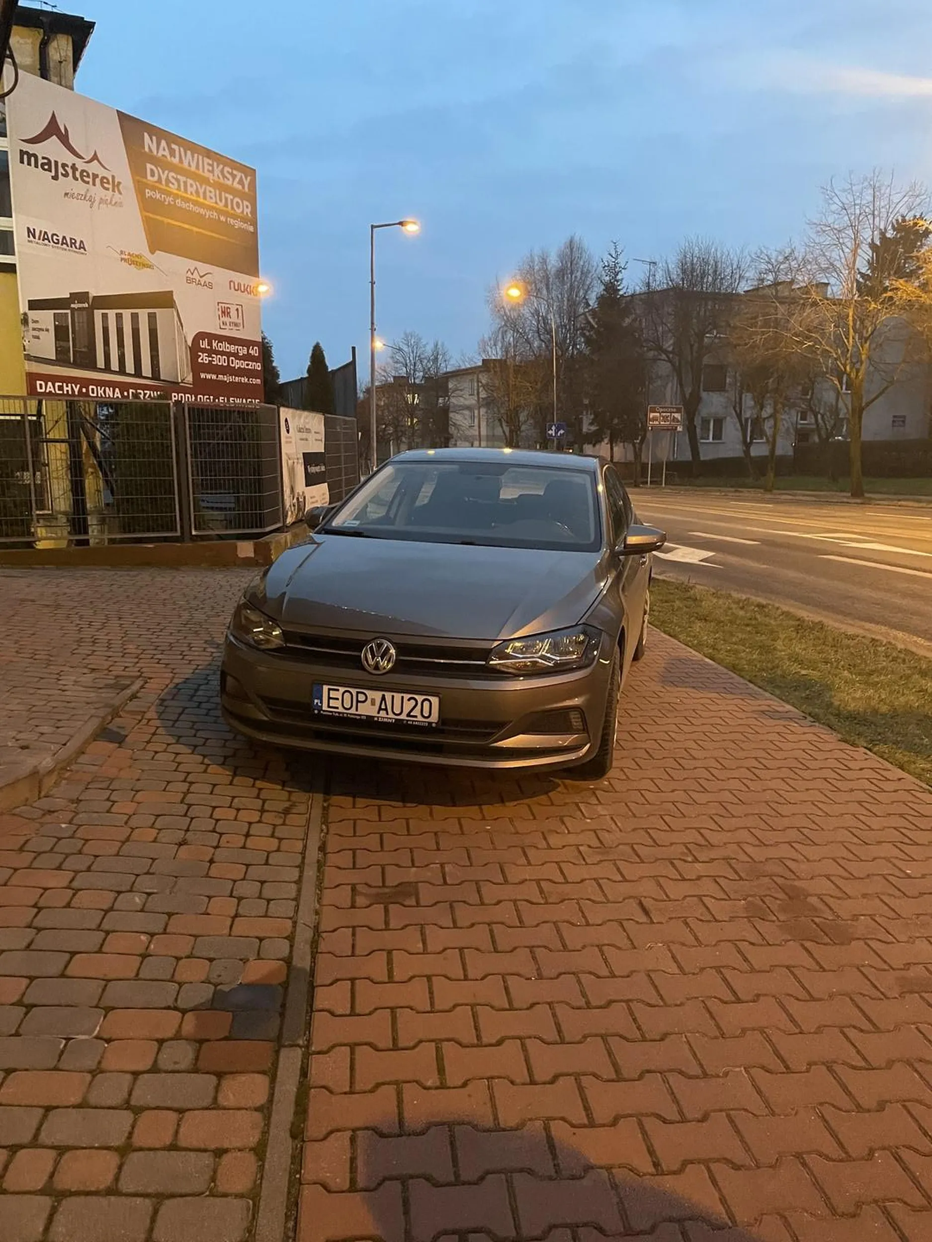 Parkuje na środku chodnika i się nie da przejść