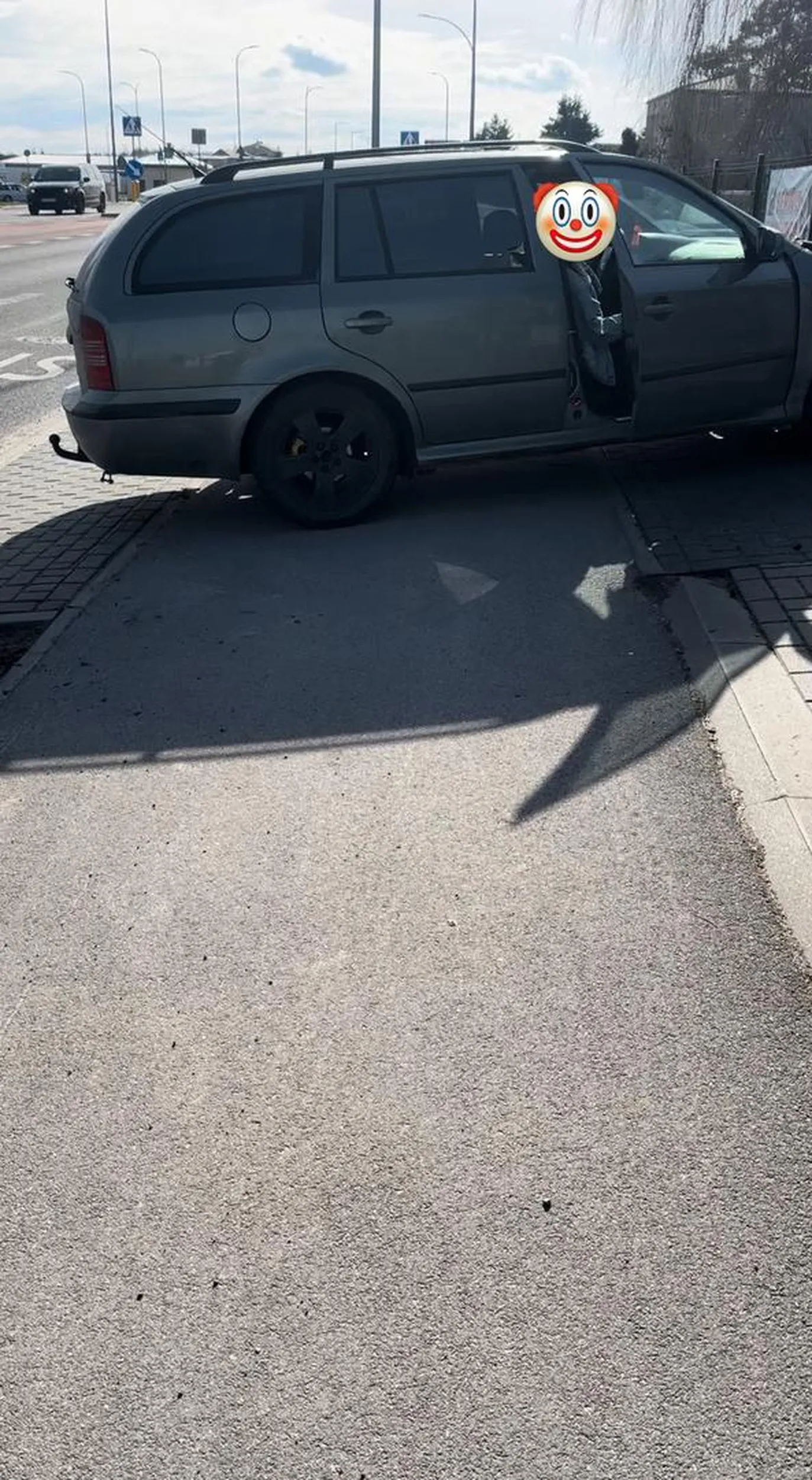 Parkowanie jak na zdjęciu, zastawiony chodnik i droga dla rowerów że do ominięcia trzeba wchodzić na ulicę.