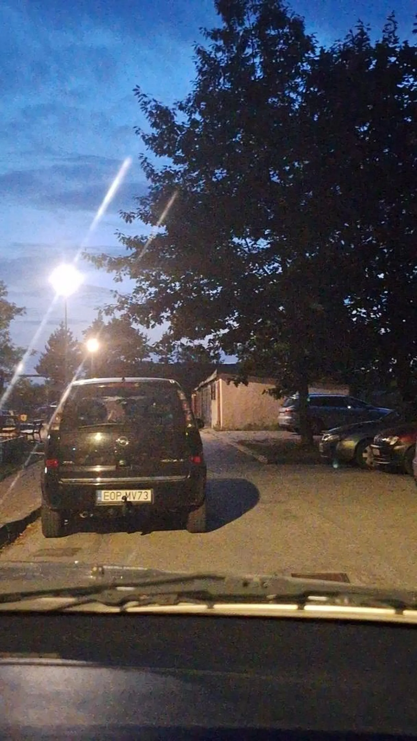 Parkuje na środku drogi