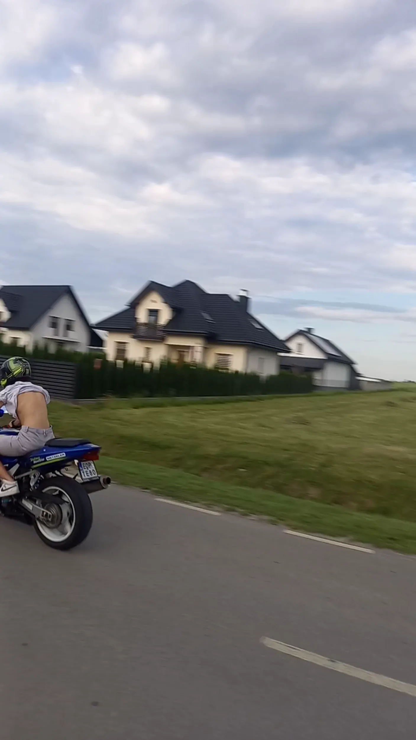 Jeździ jak szaleniec w terenie zabudowanym.