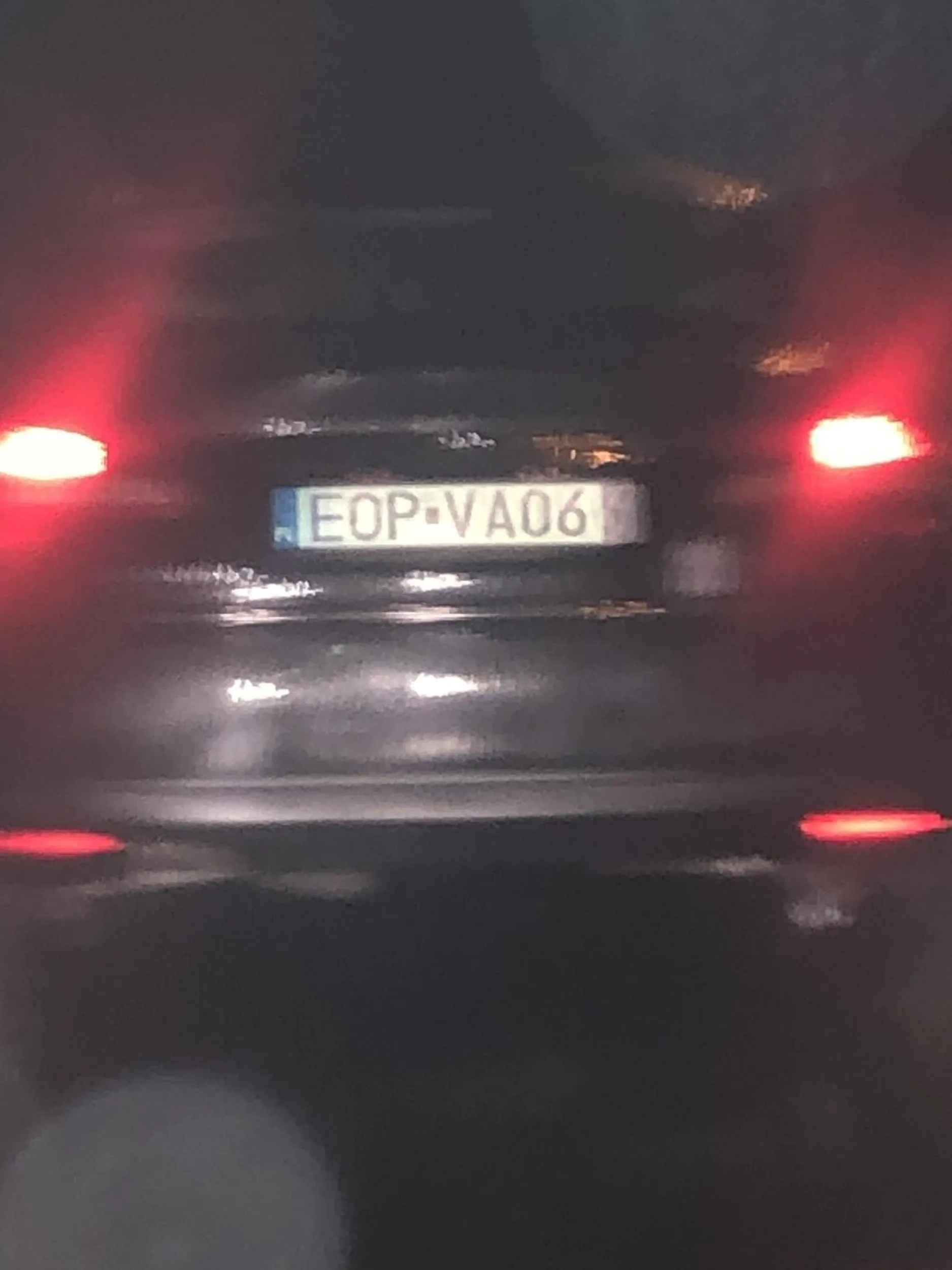 jedzie jak cipex 40km/h na drodze szybkiego ruchu pierdo się