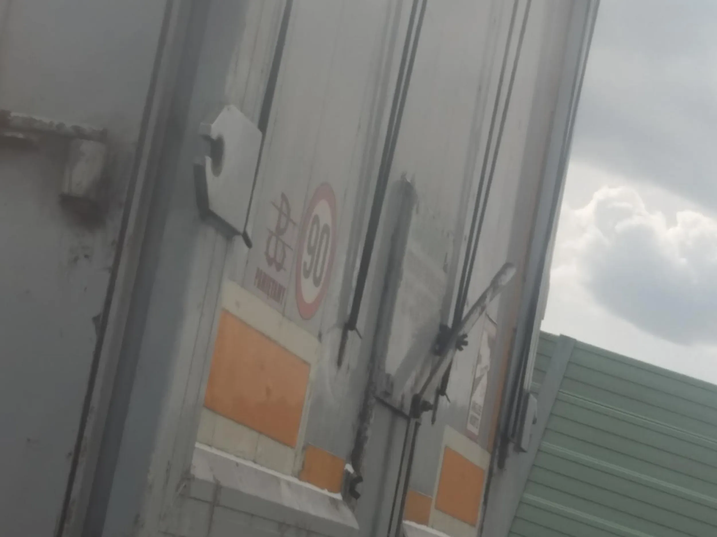 Nakleił sobie naklejkę 90km/h w miejsce naklejki 80km/h i myśli że nikt sie nie zorientuje że jedzie nieprzepisowo.