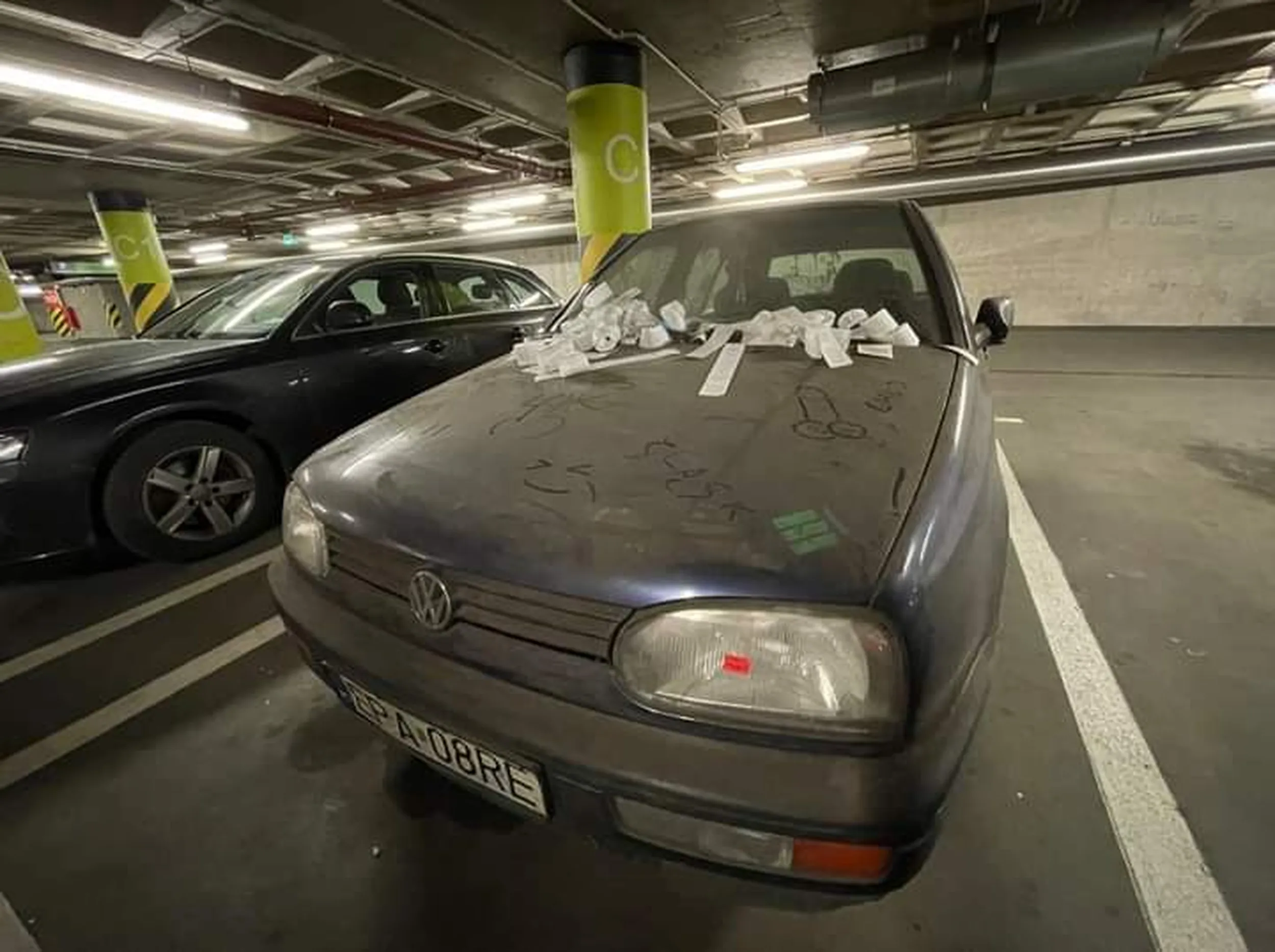 Auto stoi od jakiegoś czasu we Wrocławiu na parkingu podziemnym przy dworcu głównym PKP