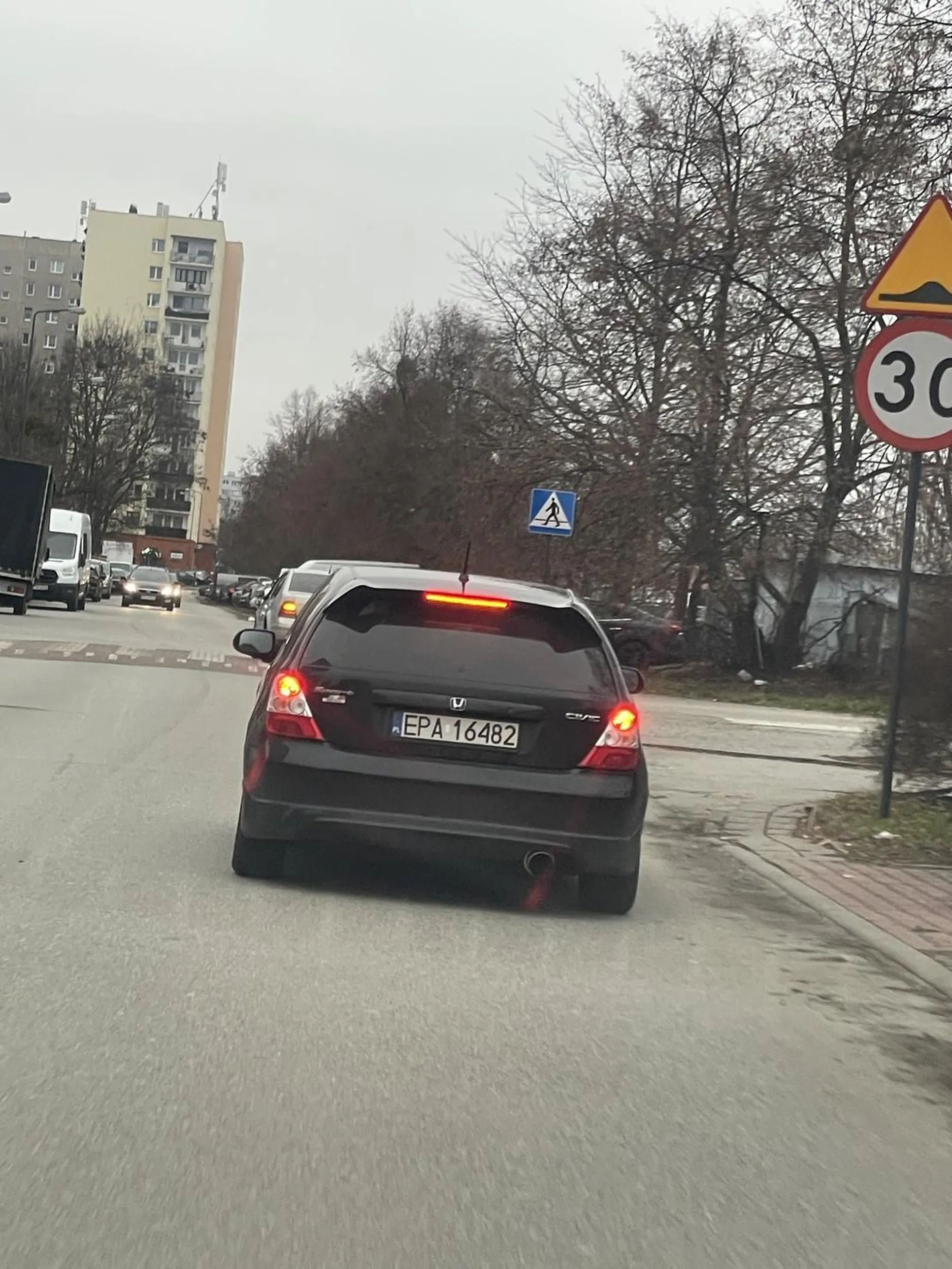 Radzę uważać na tego powolnego idiote. Hamuje, nie daje się wyprzedzić zajeżdżając i do tego pierdzi tym wydechem na całe blokowisko.