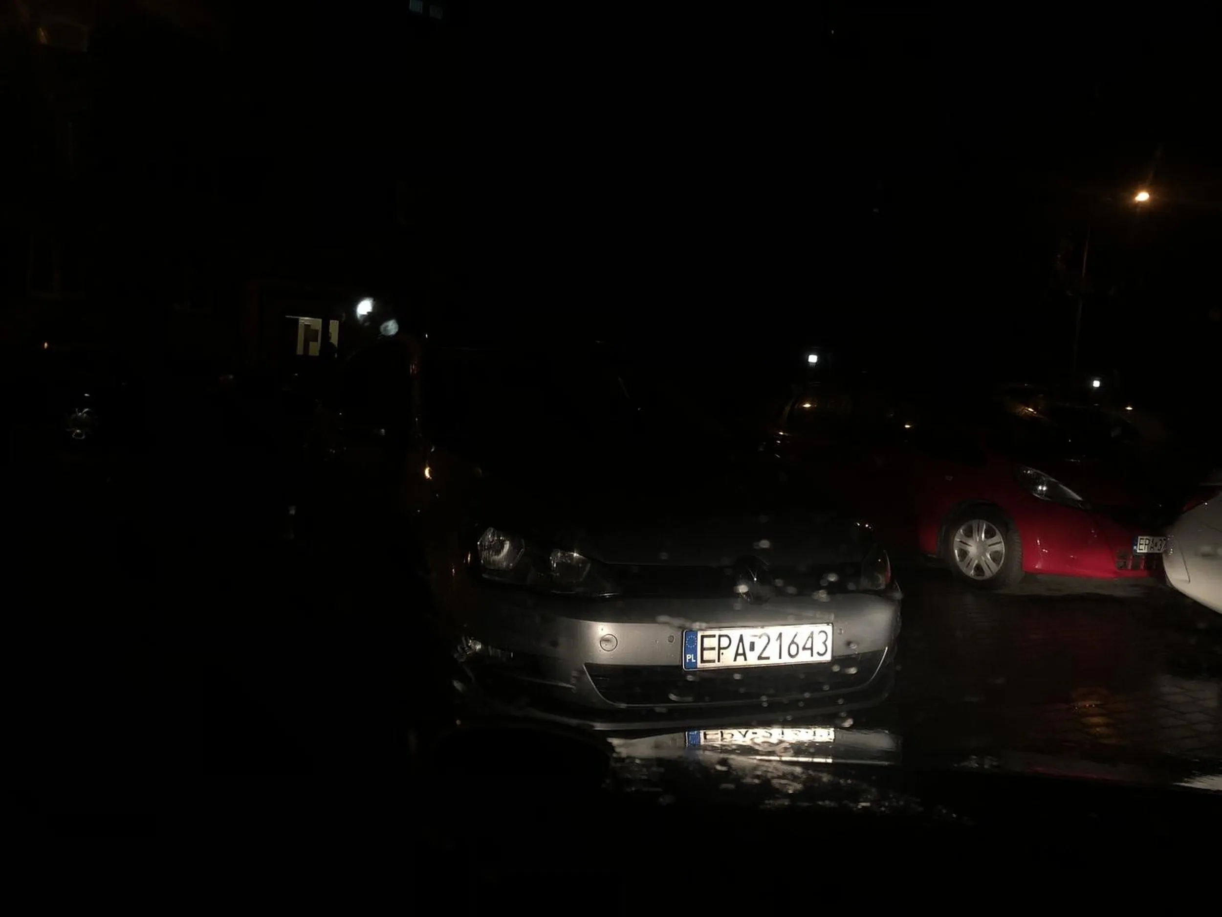 Hrabia na samym środku wjazdu i wyjazdu z parkingu postanowił zaparkowac, żarty jakieś