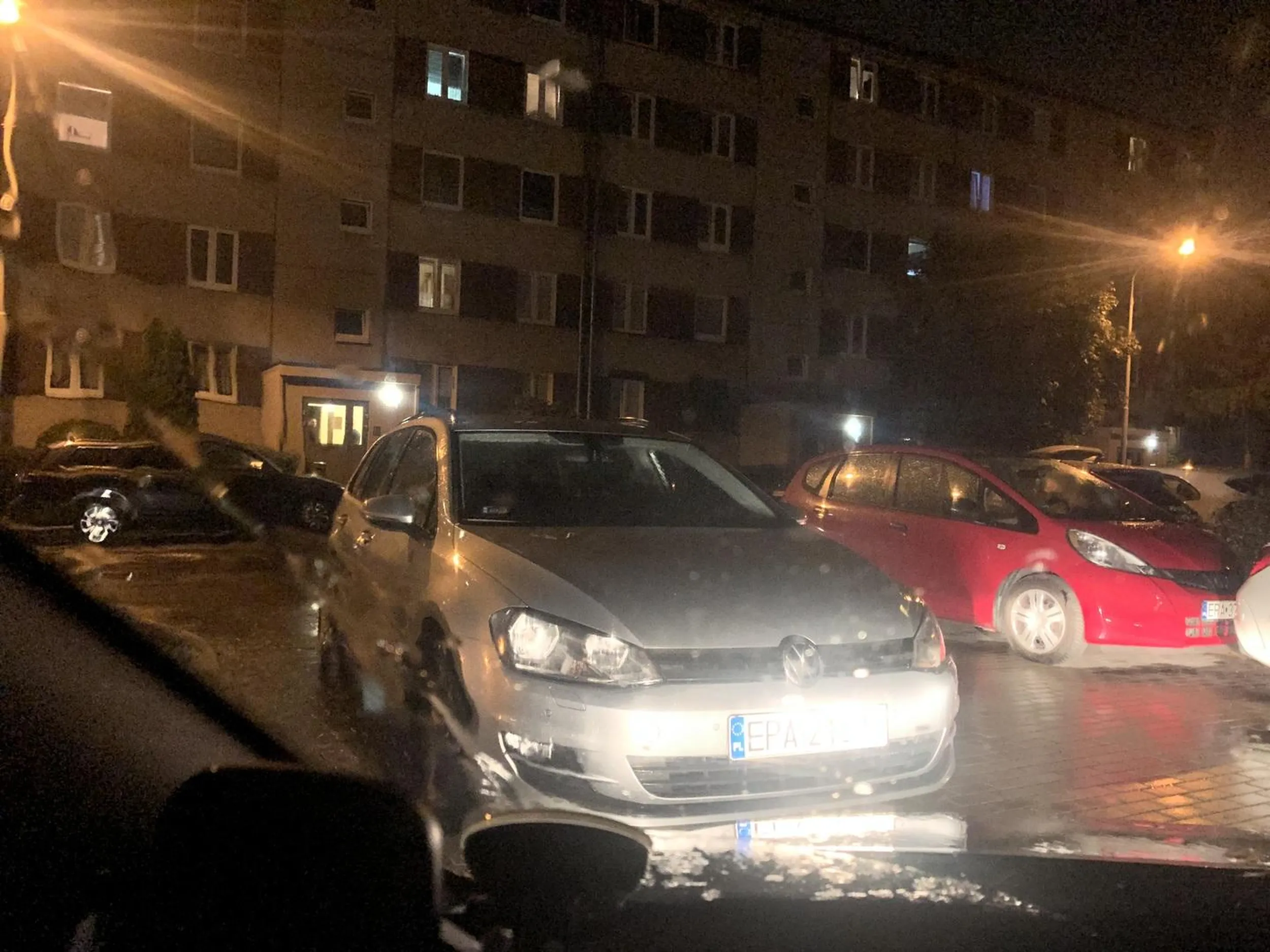 Hrabia na samym środku wjazdu i wyjazdu z parkingu postanowił zaparkowac, żarty jakieś