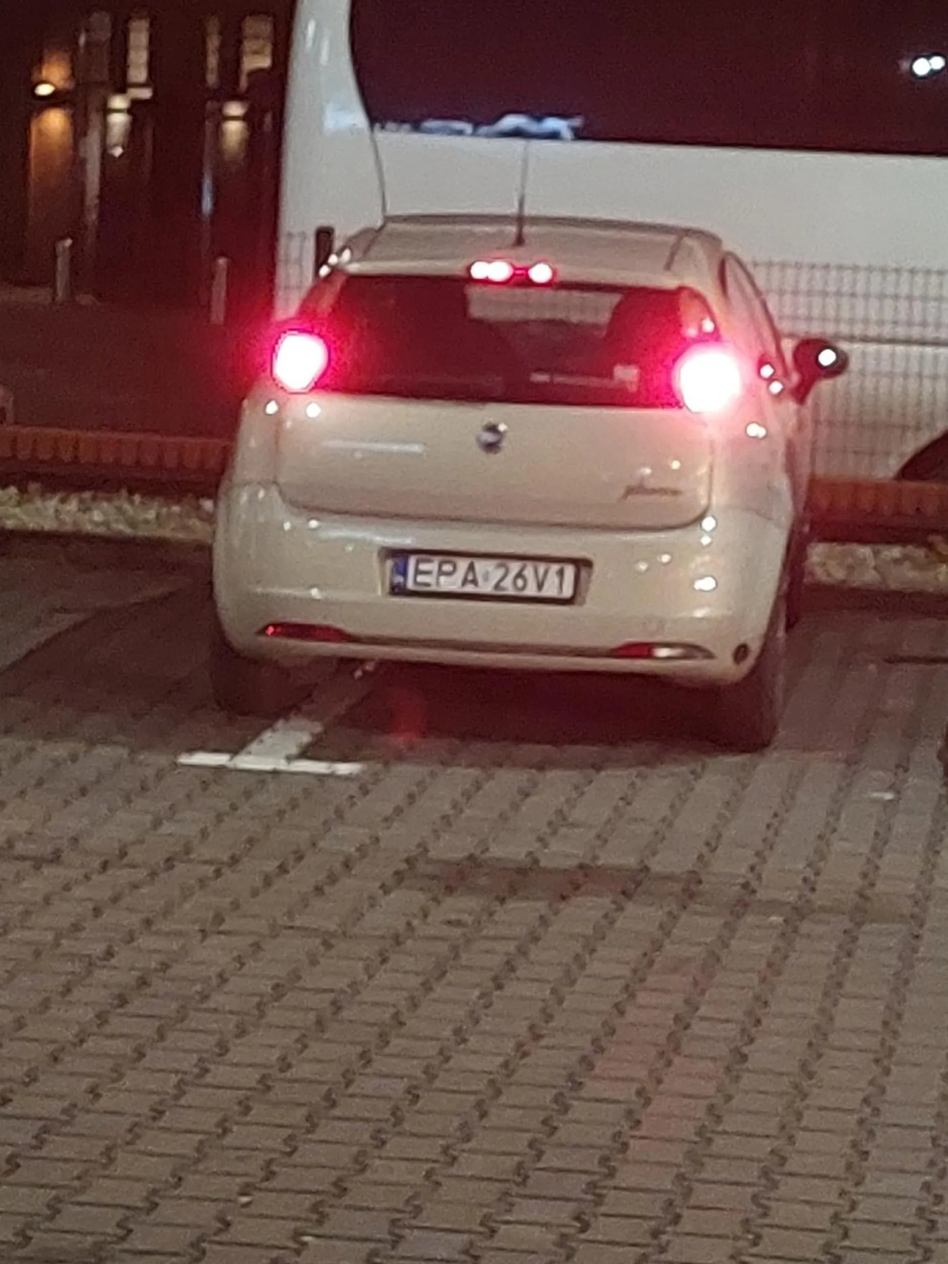 Przyjechałem z głodna rodziną na obiad do popularnej restauracji pod złotymi łukami i ten jegomość uniemożliwił mi zaparkowanie mojego automobilu blisko wejścia restauracji przez co moja biedna córką która jeździ na wózku nie mogła zjeść swojego drwala