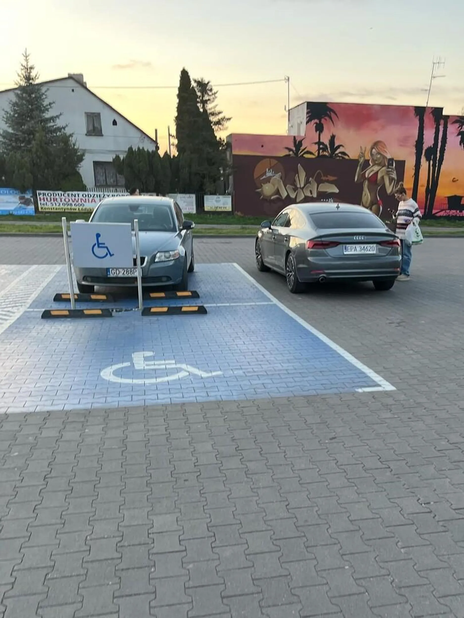 Ktoś chyba pomylił parking z wybiegiem dla modelek, 80% parkingu wolne.
