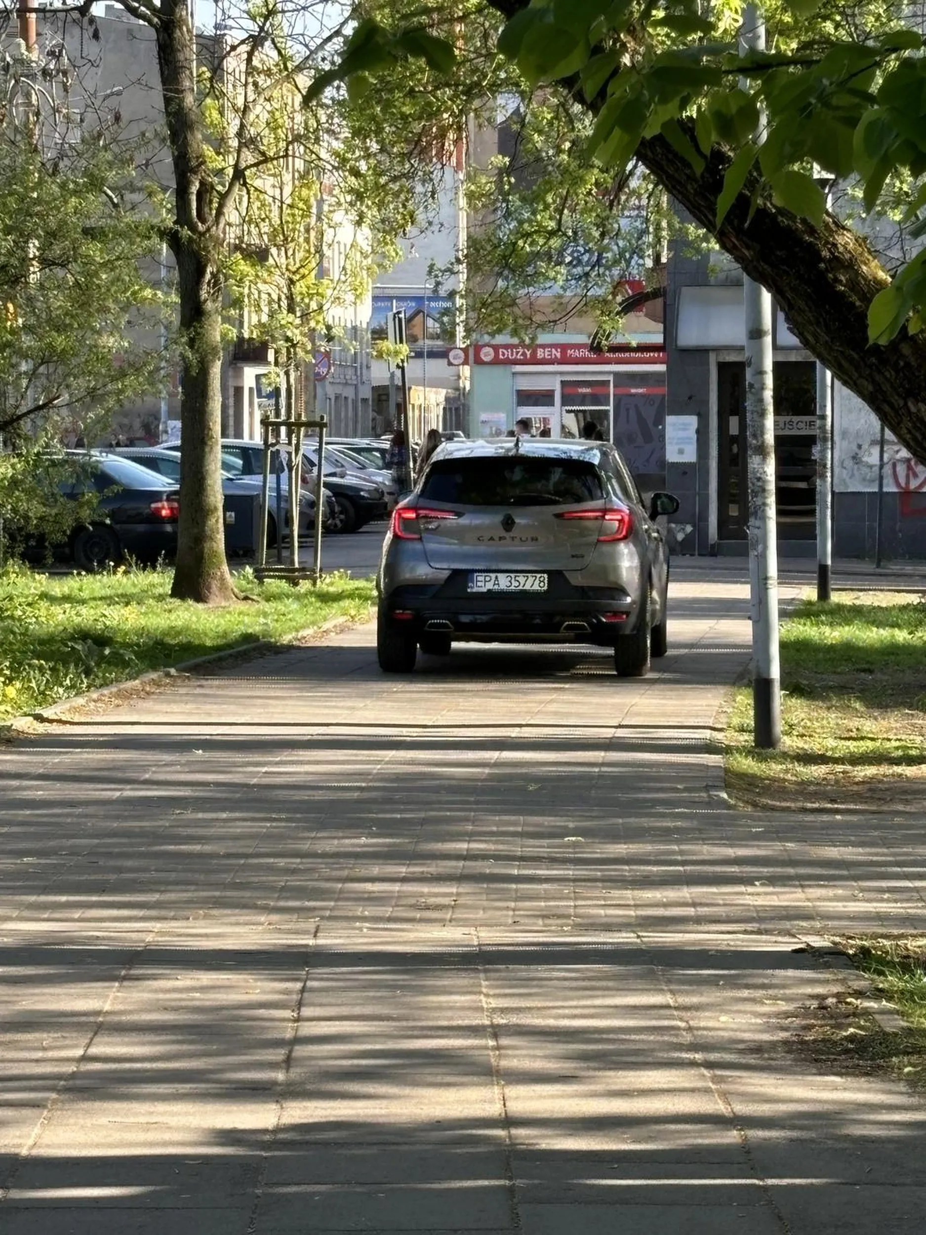 Kobieta chyba nie odróżnia chodnika od jezdni