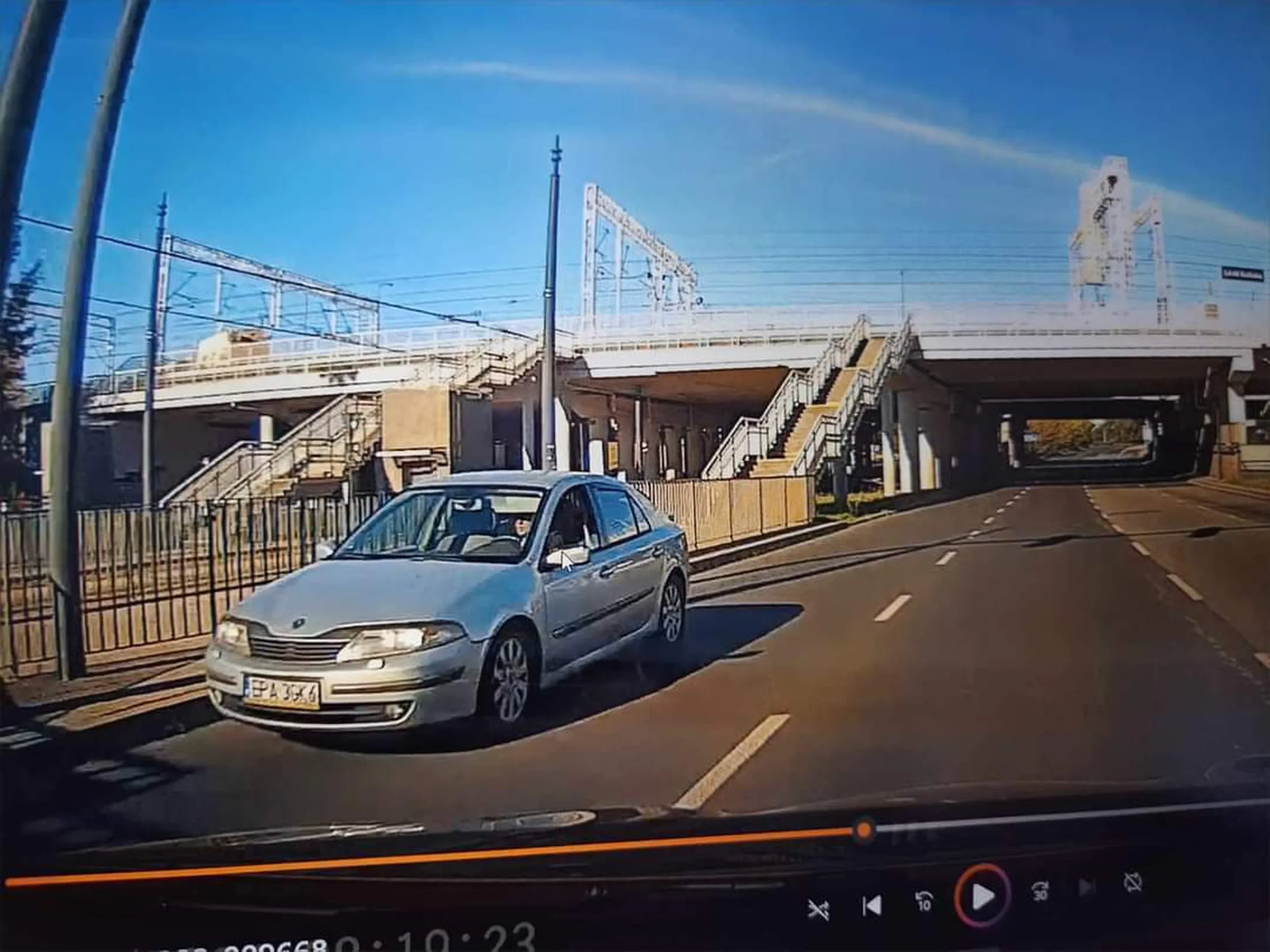 Szmata z powiatu pabianickiego jechała ulica Bandurskiego pod prąd o czym doskonale wiedziała i nawet nie próbowała zawrócić. Nie reagowała na nic. Szmata powinna mieć odebrane prawko i postawione zarzuty karne.