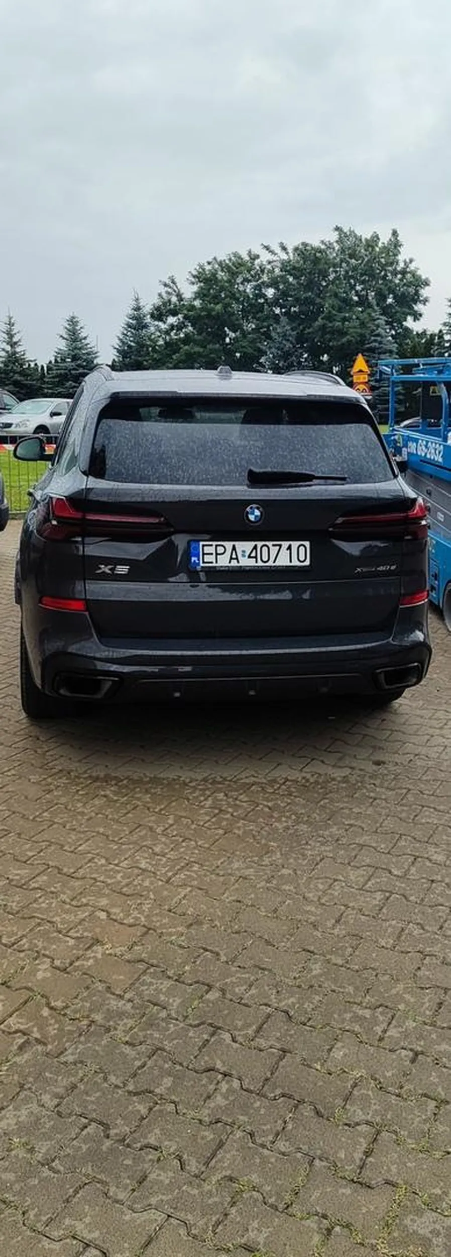 Na drugi raz przydało by się nauczyć parkować tak żeby umożliwić wyjazd innym samochodom, a nie blokować.