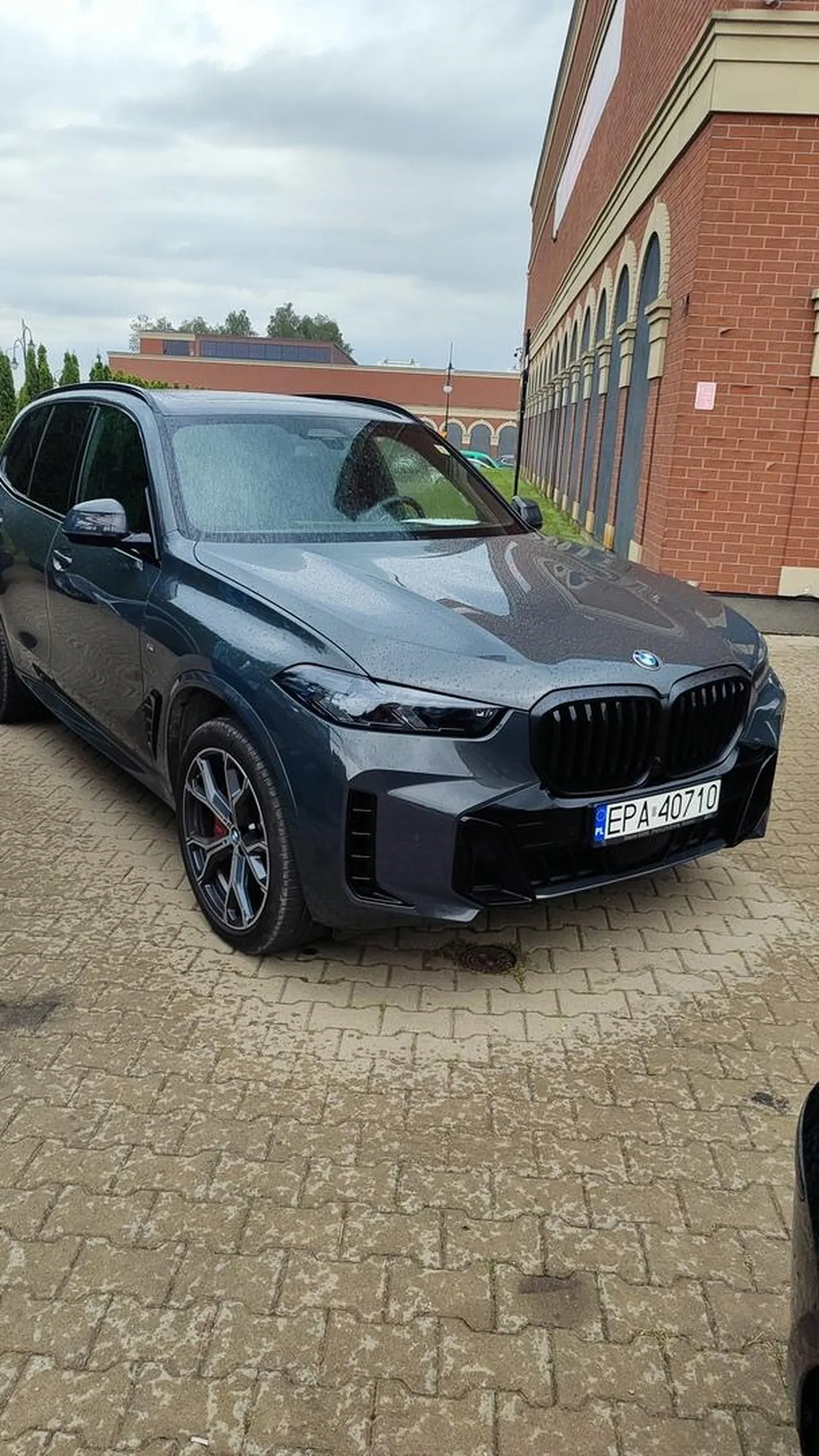 Na drugi raz przydało by się nauczyć parkować tak żeby umożliwić wyjazd innym samochodom, a nie blokować.