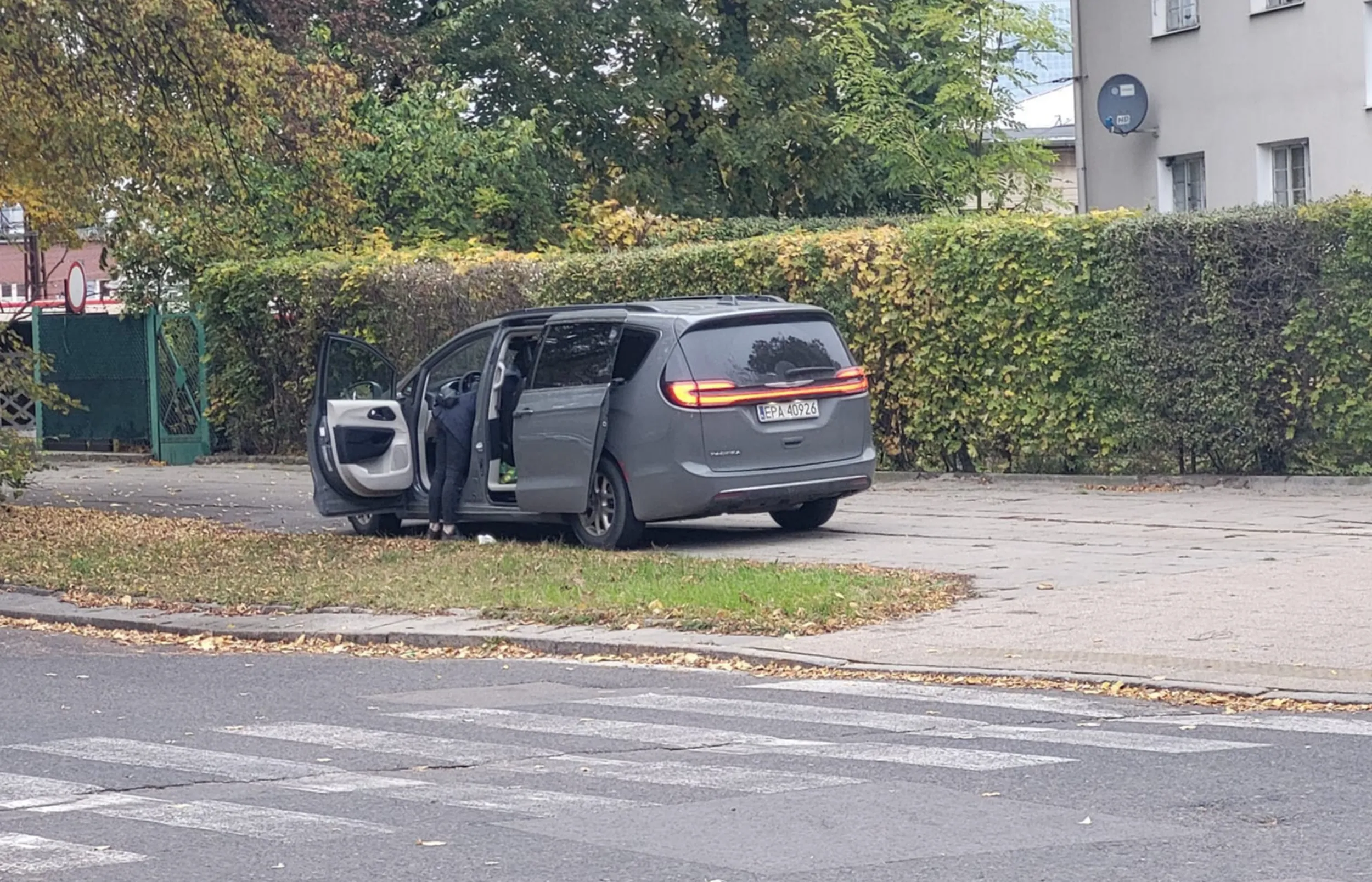 Pani jeździ po przejściu dla pieszych i po chodniku nie zważając na pieszych.