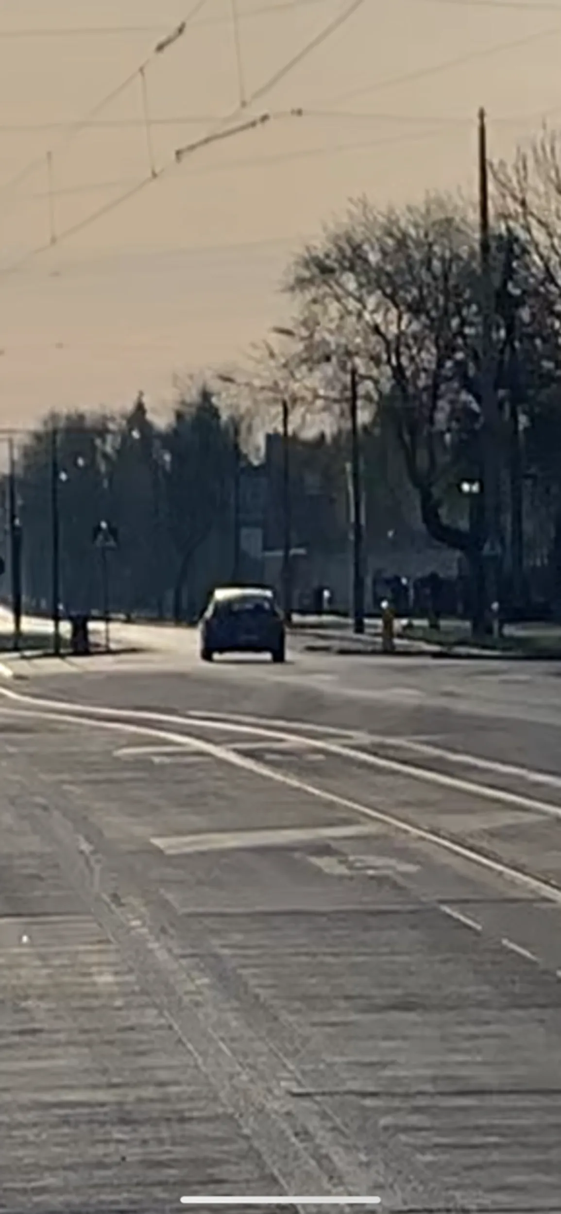 Widzi, ze idziesz na pasach. Nie zdejmuje nogi z gazu.. zapier**la, aż musisz uciekać z pasów. Bedziesz kiedyś siedzieć jak w kogoś wjedziesz, cwaniaro. Nie jestem święta krowa, bo wiem, jak przechodzić, nie wpierdzielam się i sama mam prawo jazdy. Z daleka wie, ze są pasy i widzi, ale nie.. zapier**la, a ty musisz uciekać w podskokach.