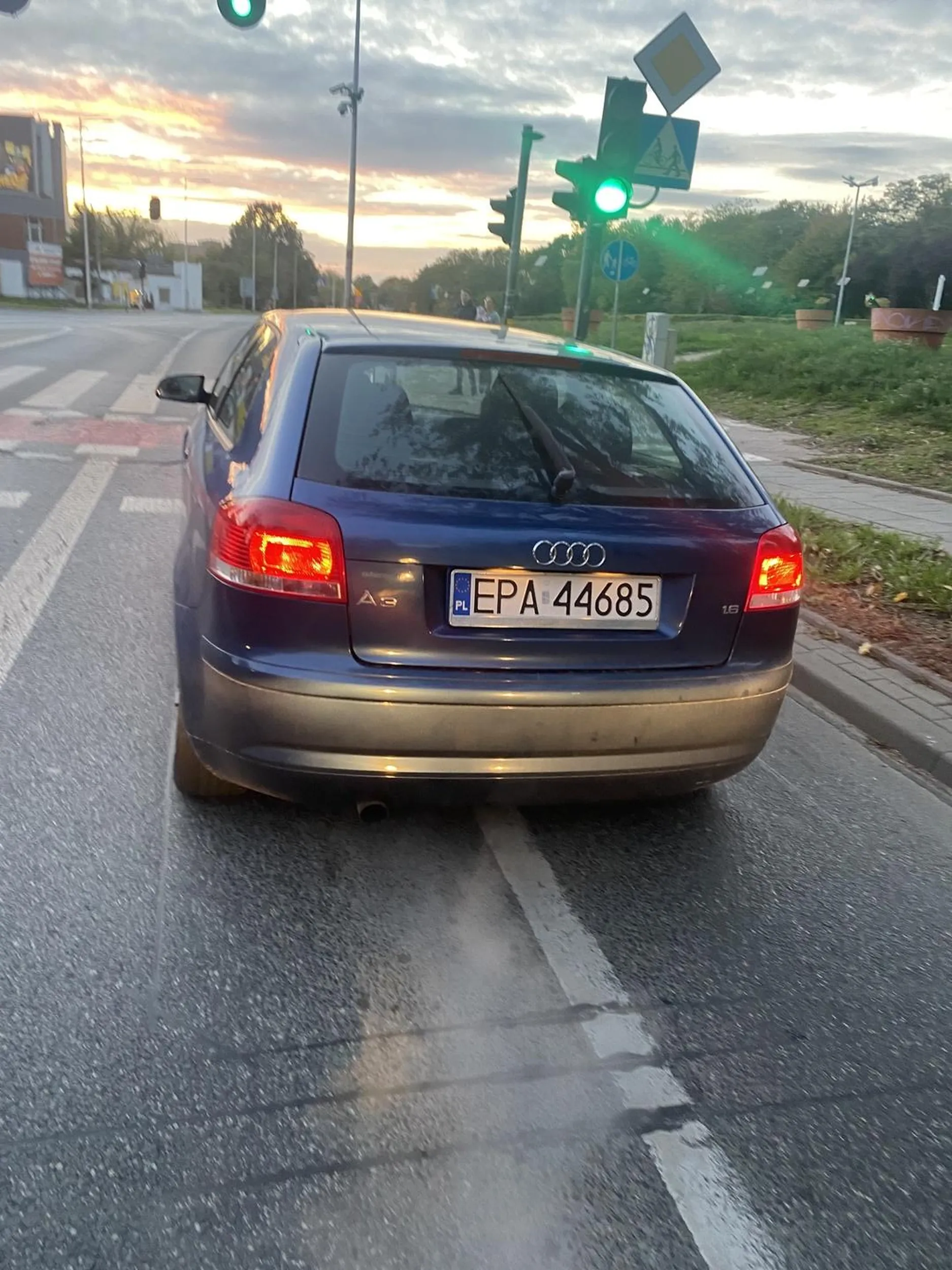 Człowiek bez umiejętności do jazdy. Skręcając w prawo skręca w lewo zajeżdżając drogę. Jedyne co potrafi to wdepnąć w gaz i zamknąć drzwi w samochodzie bojąc się konfrontacji. Słowo przepraszam mu nie znane. W oczy boi się spojrzeć. Jak nie potrafisz jeździć po dużym mieście to wracaj tam gdzie psy d* szczekają!