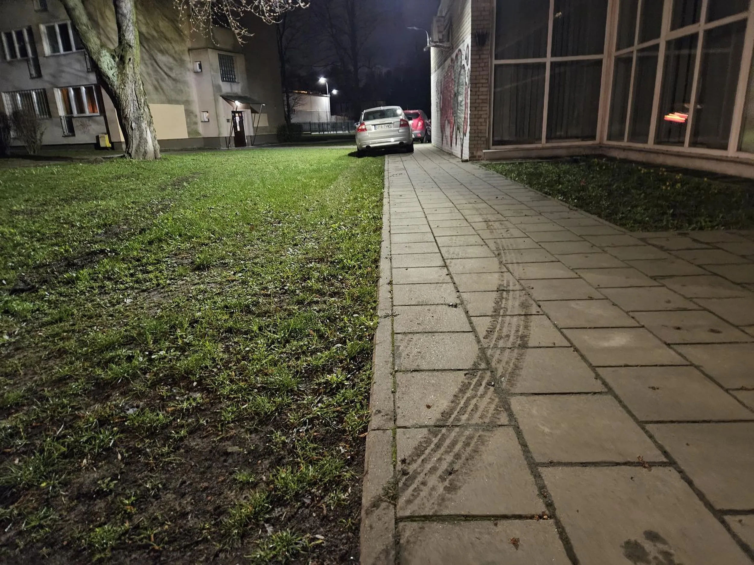 wyjątkowy flet, przez trawnik, ddr i chodnik przejeżdża żeby parkować tak: