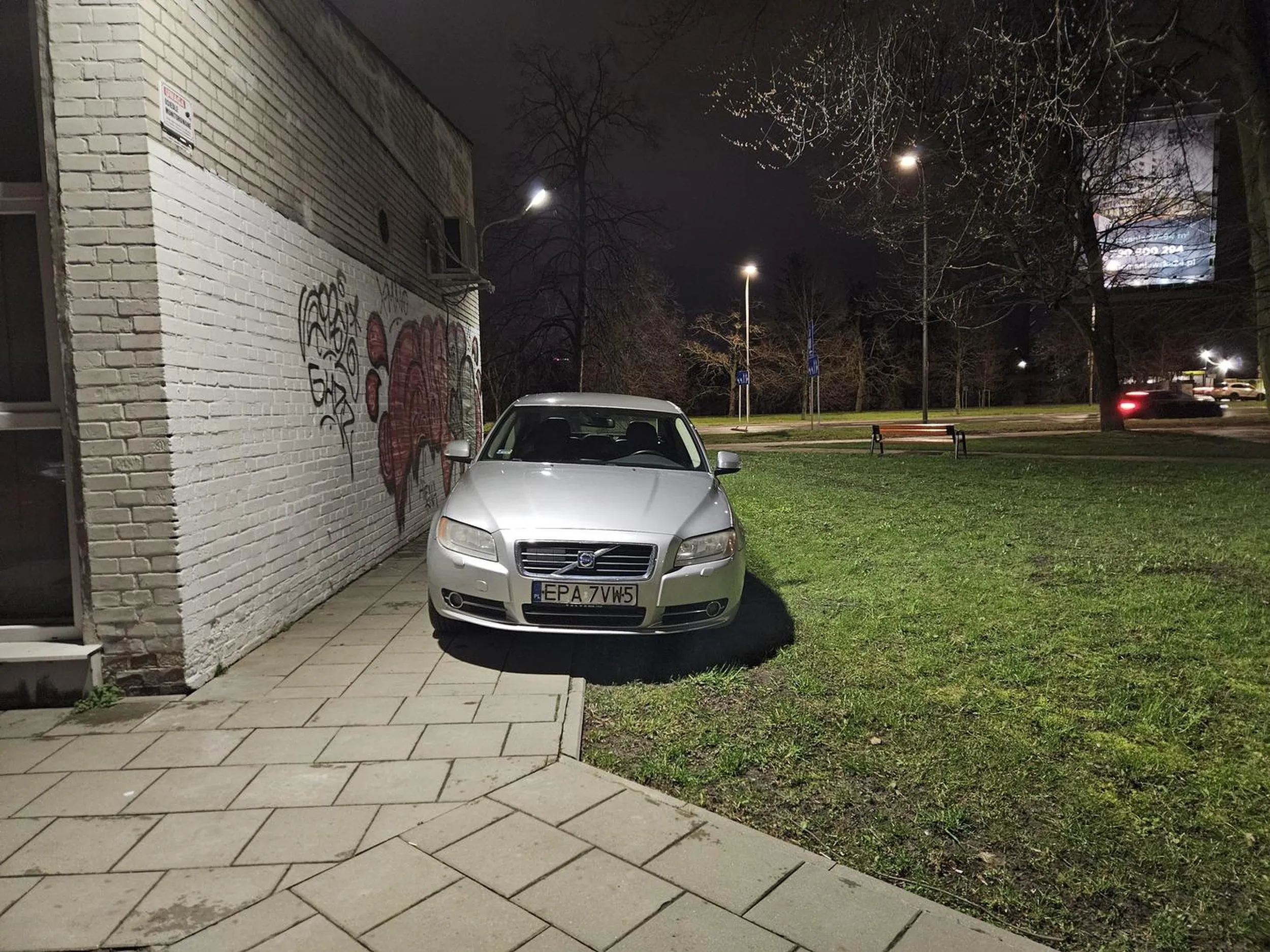 wyjątkowy flet, przez trawnik, ddr i chodnik przejeżdża żeby parkować tak: