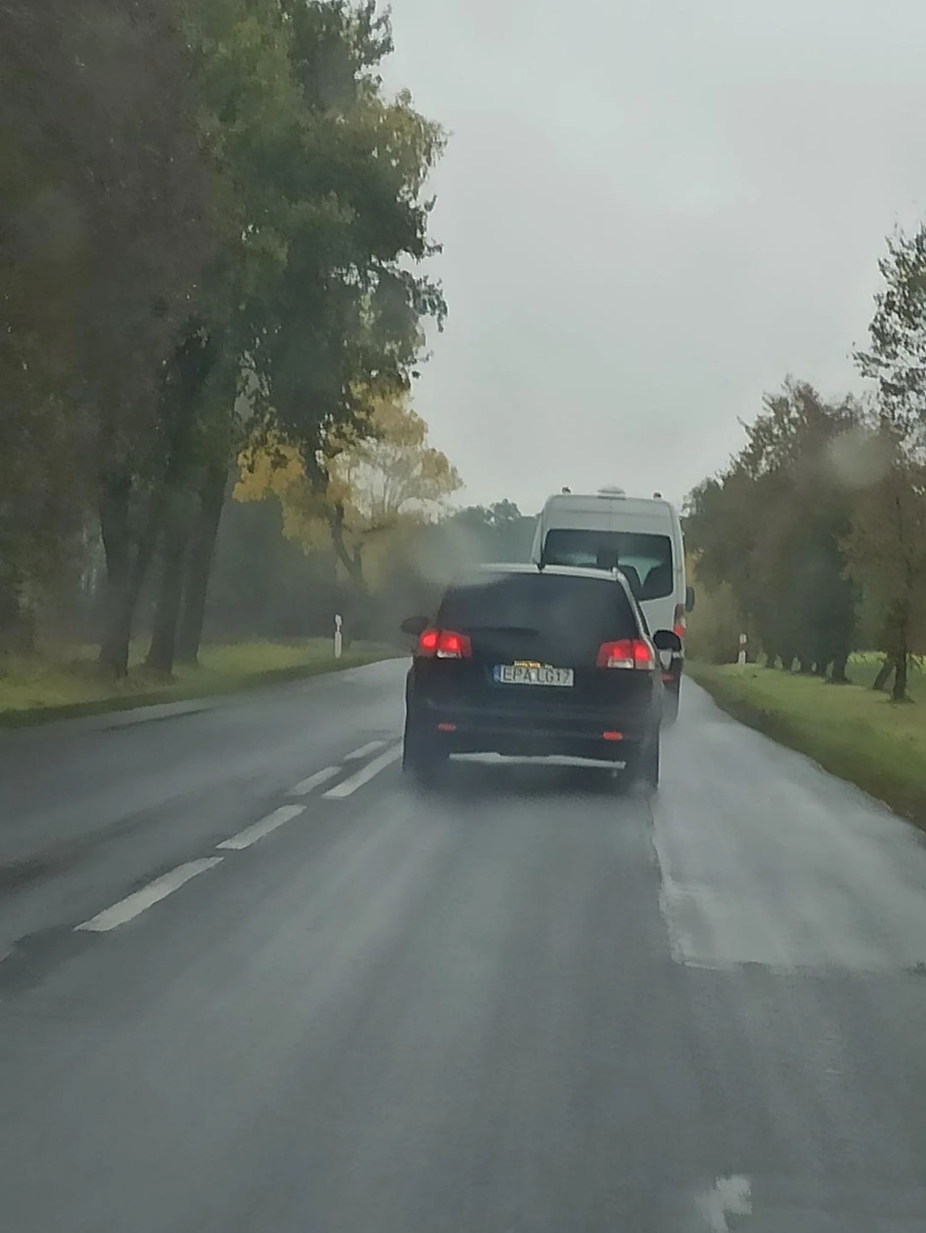 Niebezpieczny kierowca. Przeprowadzałem manewr wyprzedzania wtedy kierowca z tego auta zaczął przyspieszać. Kompanii w jego pojeździe mieli niezły ubaw.