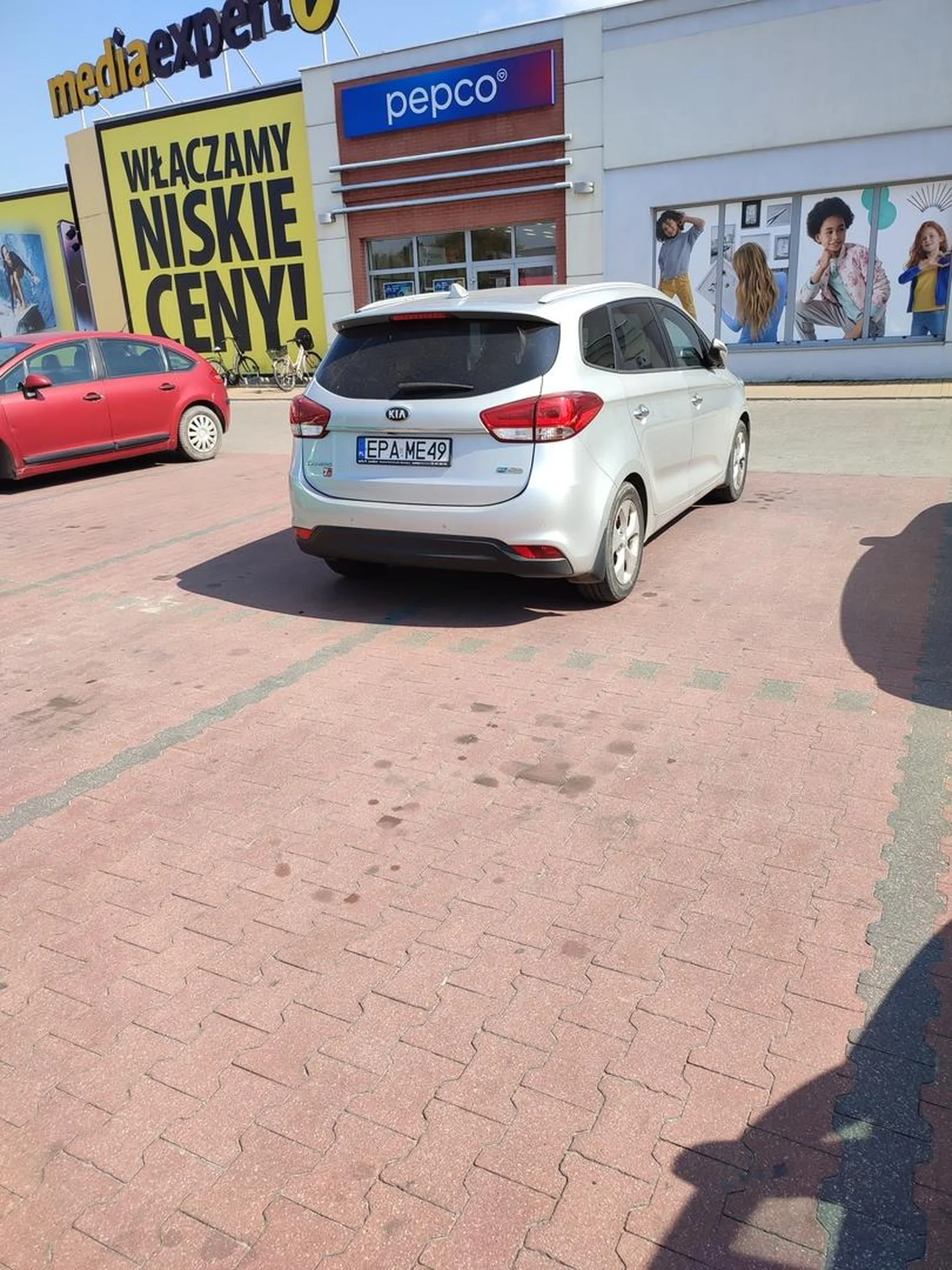 Staje na dwóch miejscach parkingowych na raz ??