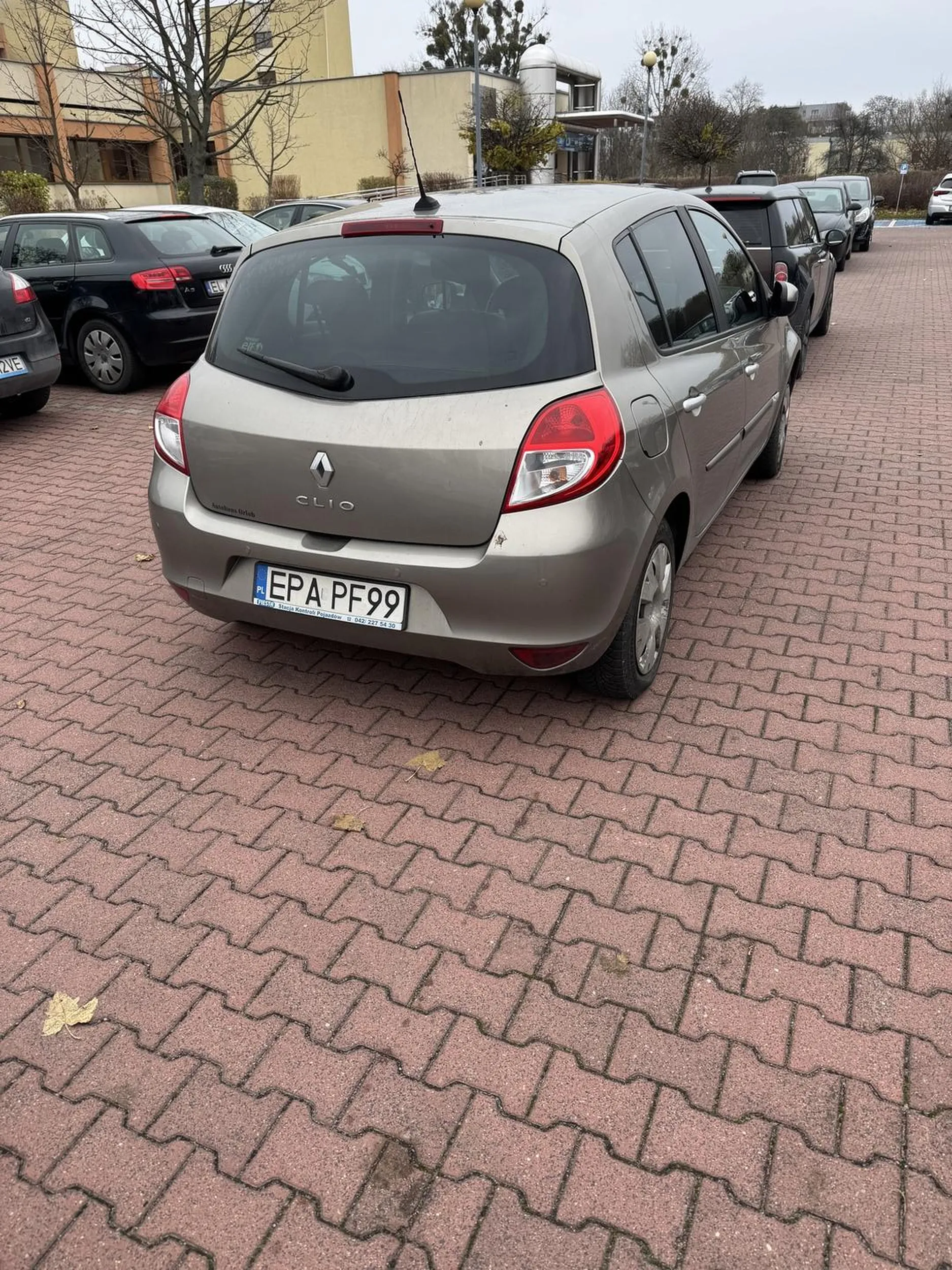 Parkuje się na środku tak że blokuje wyjazd innym. Pęknięta przednią szyba