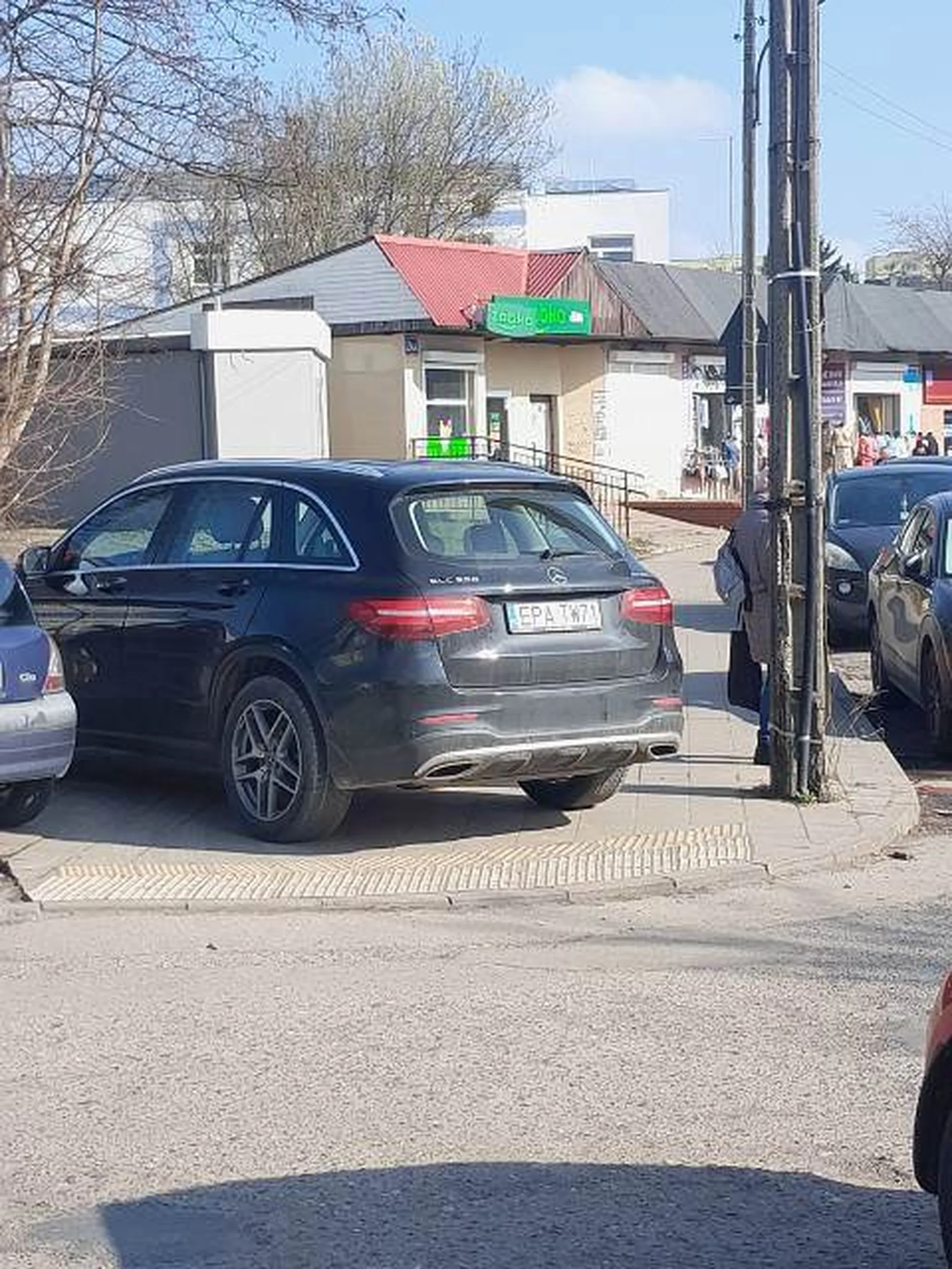 Karny k8tas za parkowanie na przejściu.