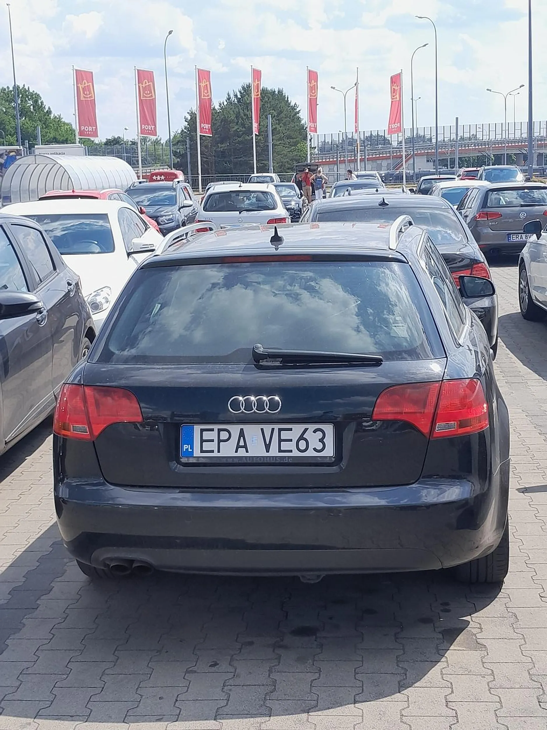 Baba wjeżdża na rondo prawym pasem i skręca mi przed maską w lewo. Tłumaczenie jej, że tak się nie robi i łamie przepisy nic nie dało. Zabierzcie jej prawko proszę! Następnym razem zrobi komuś krzywdę.