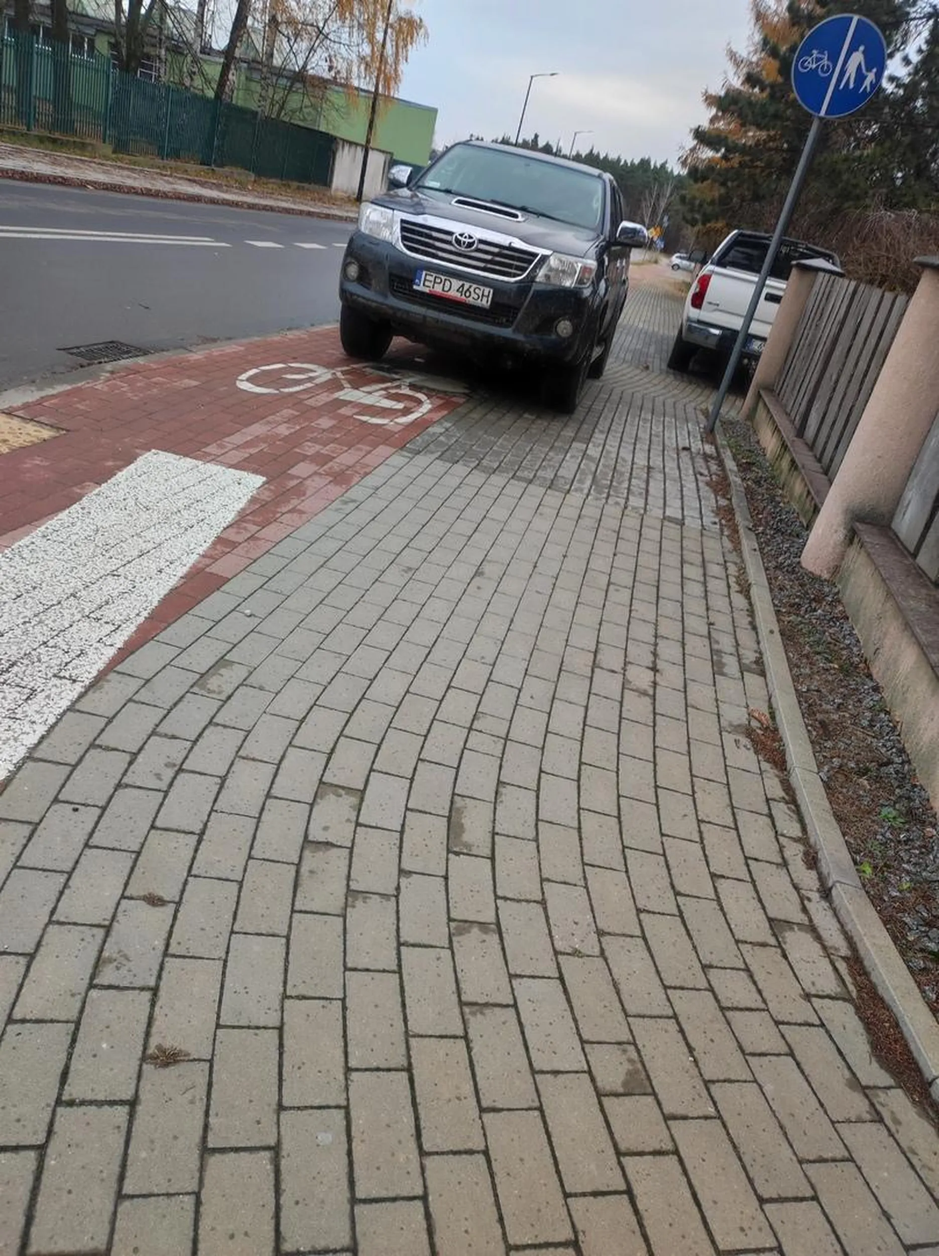 Parkowanie na całej szerokości ścieżki rowerowej oraz w dużej części na chodniku.