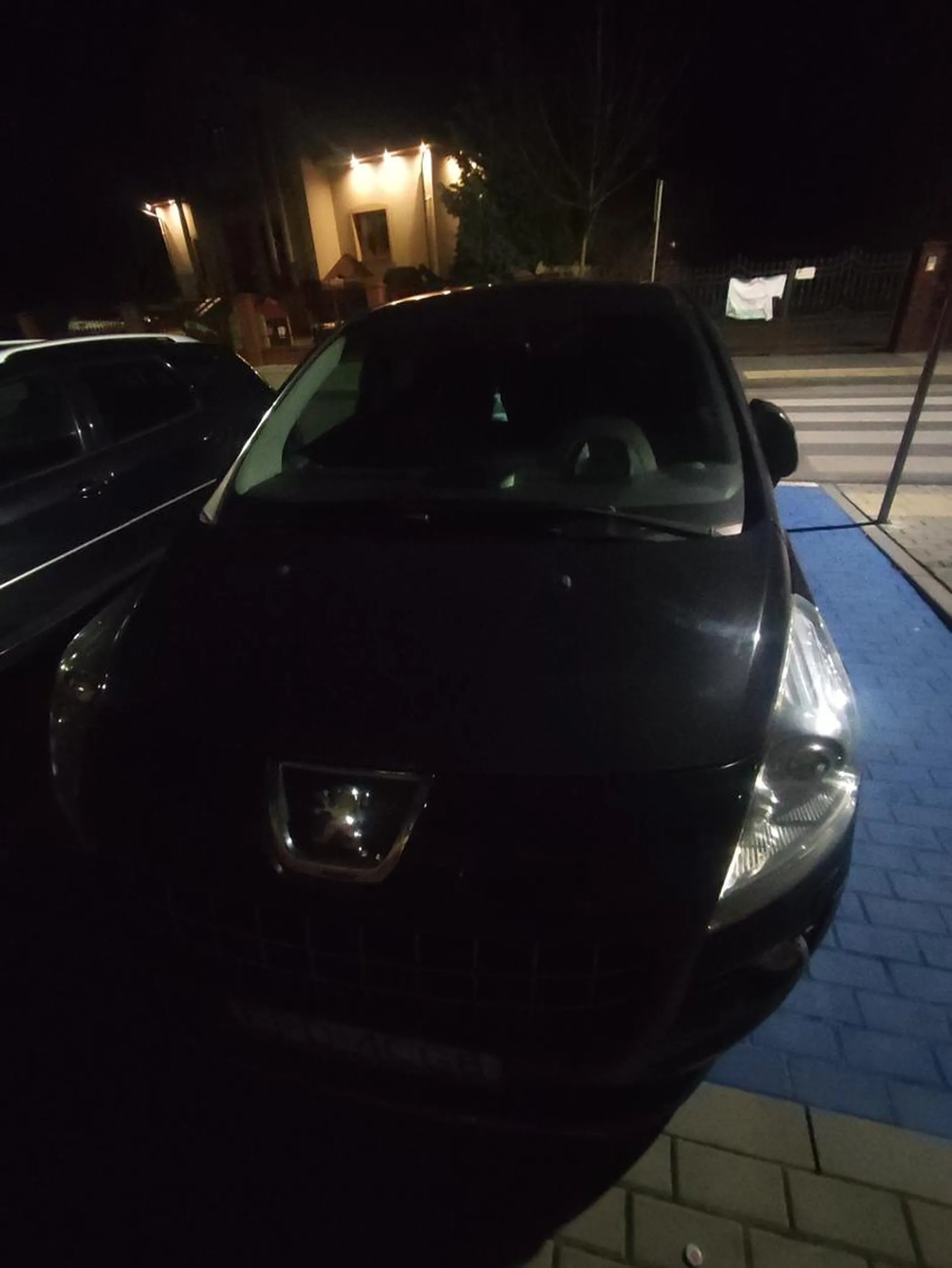 Parkowanie na miejscu dla osób niepełnosprawnych oczywiście bez legitymacji.