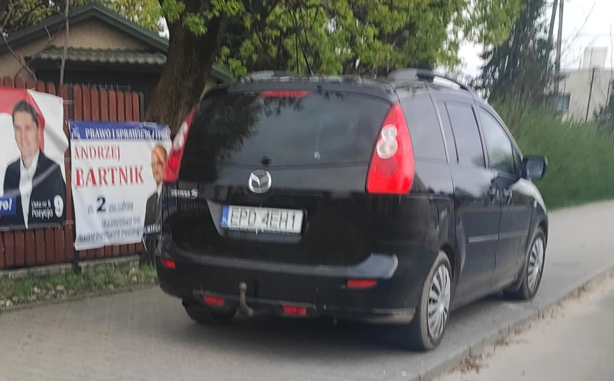 Gościu świeżo zmienił tablice a już mu odwala, przyjechał ze swoim 800 plusem pod Termy w Poddębicach. I zaparkował na całej szerokości chodnika mimo że dosłownie za 50-100 metrów miał legalny parking.