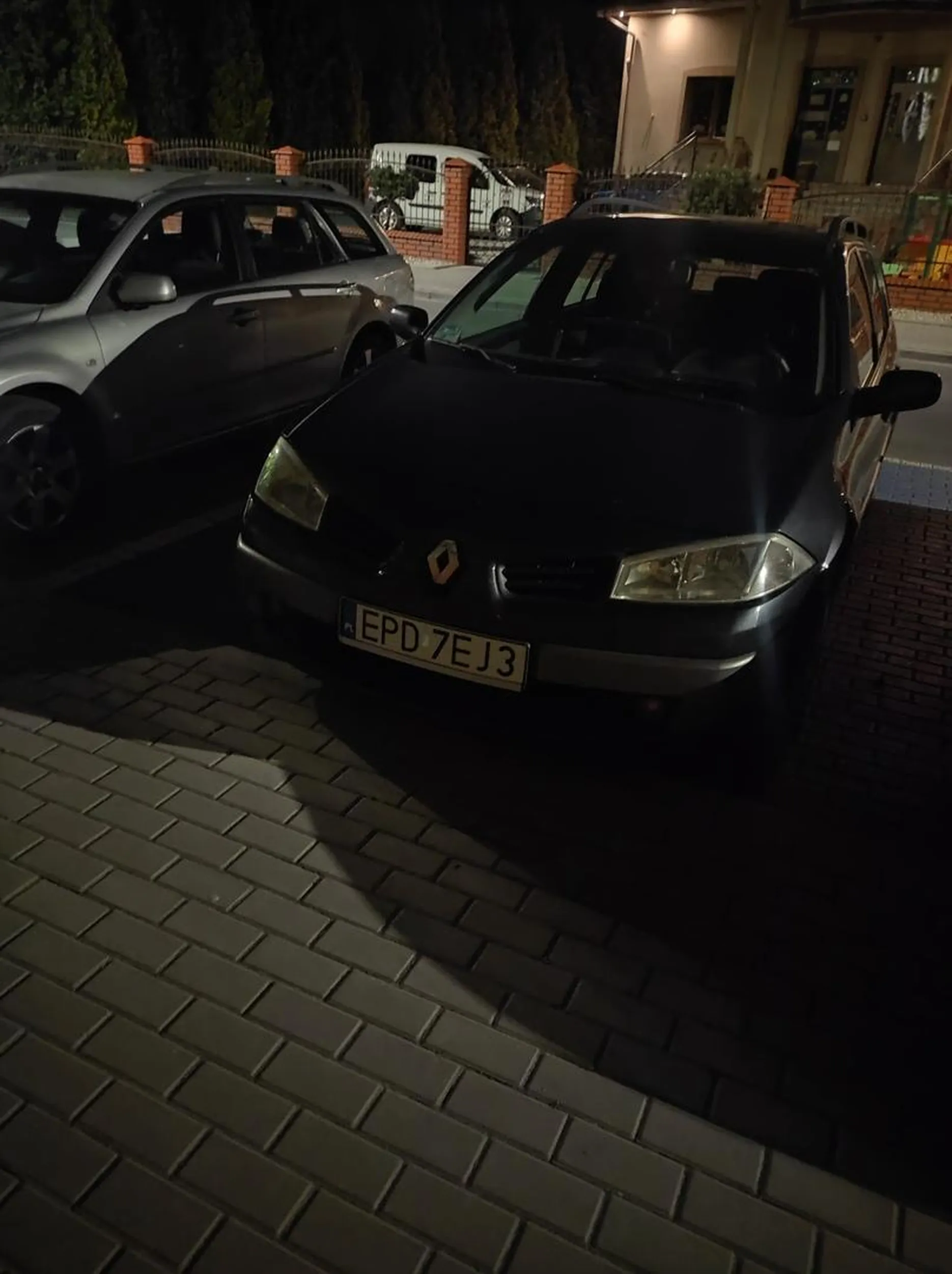 Kierowca tego Renault parkuje na miejscu dla osób niepełnosprawnych oczywiście bez legitymacji inwalidzkiej.