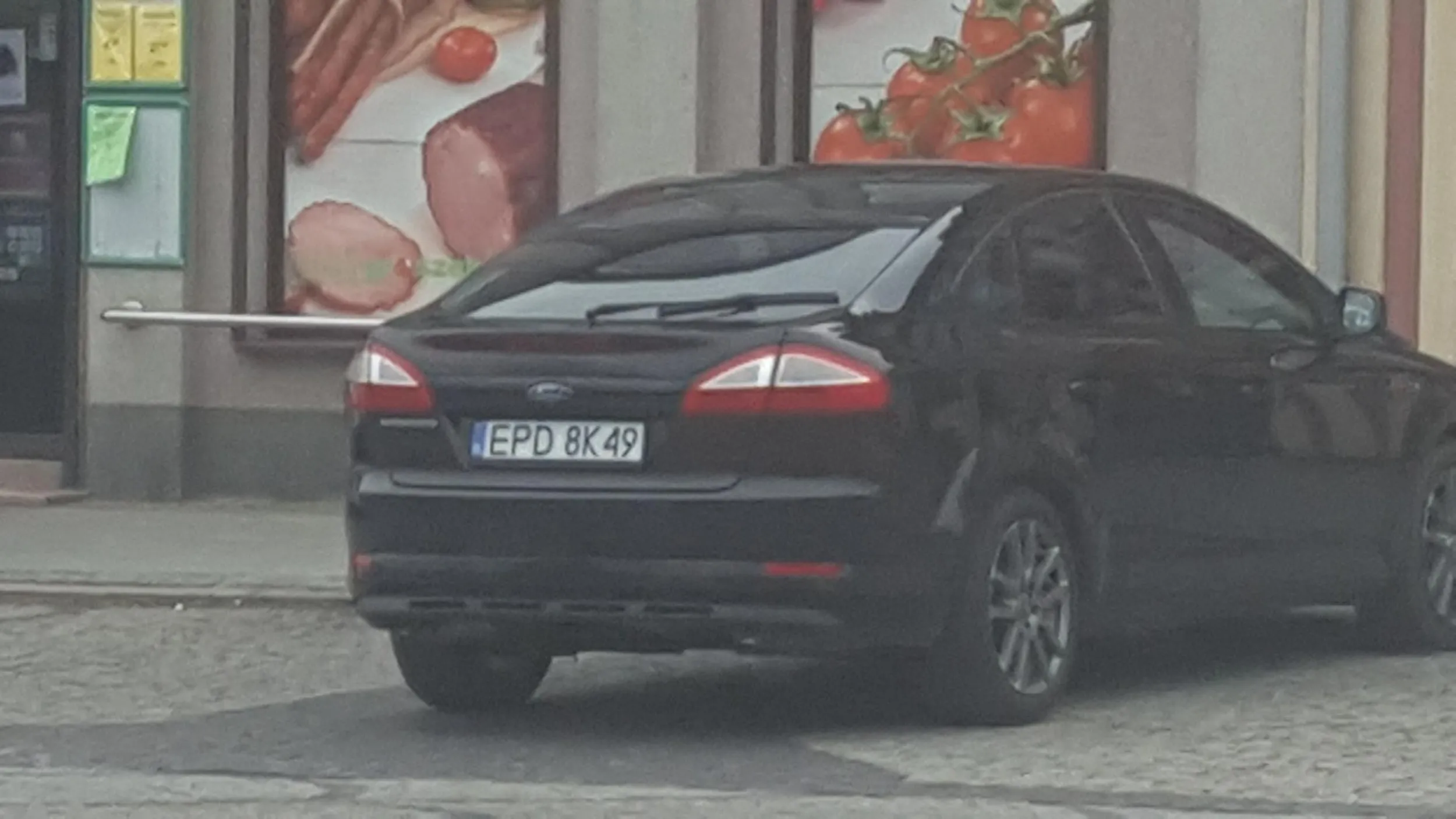 Mimo ze miejsc jest killanascie wolnych ale co tam parkowwnie przed drzwiami od dostaw.