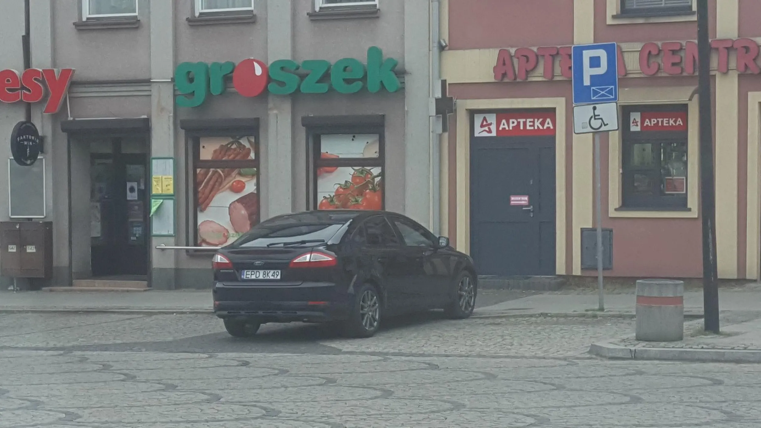 Mimo ze miejsc jest killanascie wolnych ale co tam parkowwnie przed drzwiami od dostaw.