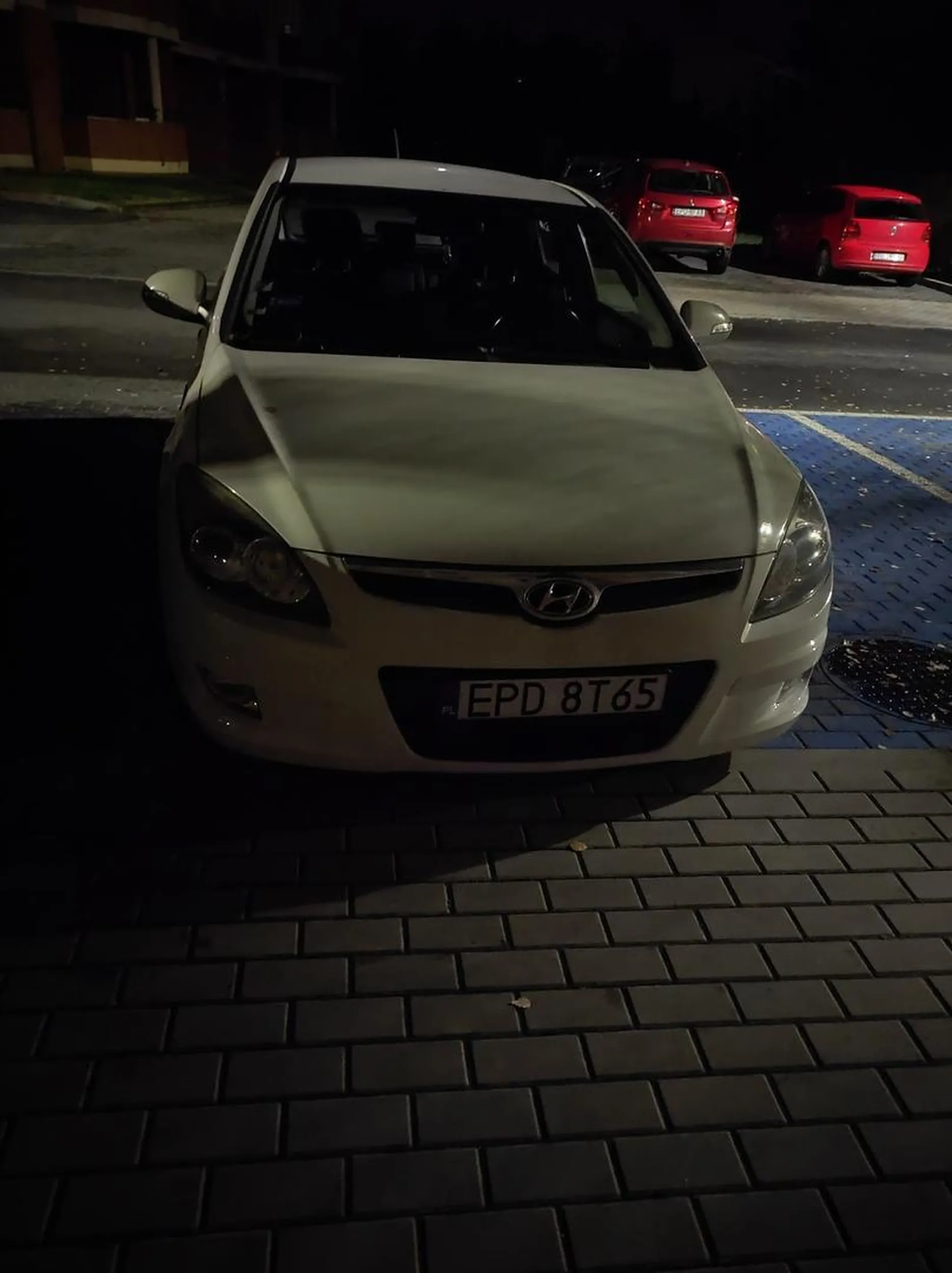 Pani już tradycyjnie parkuje na miejscu dla osób niepełnosprawnych bez wymaganej legitymacji.