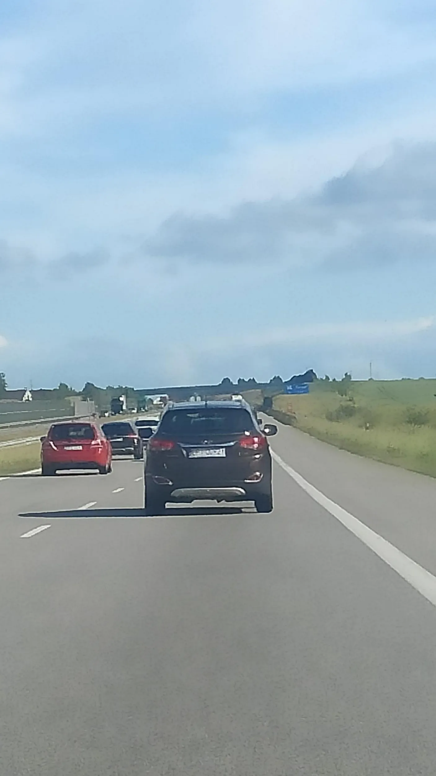 Wyprzedza prawym pasem. Prawie zrobił ogromną stłuczkę. Przed nami był ciąg aut, a on się wbił 2 m przed nami