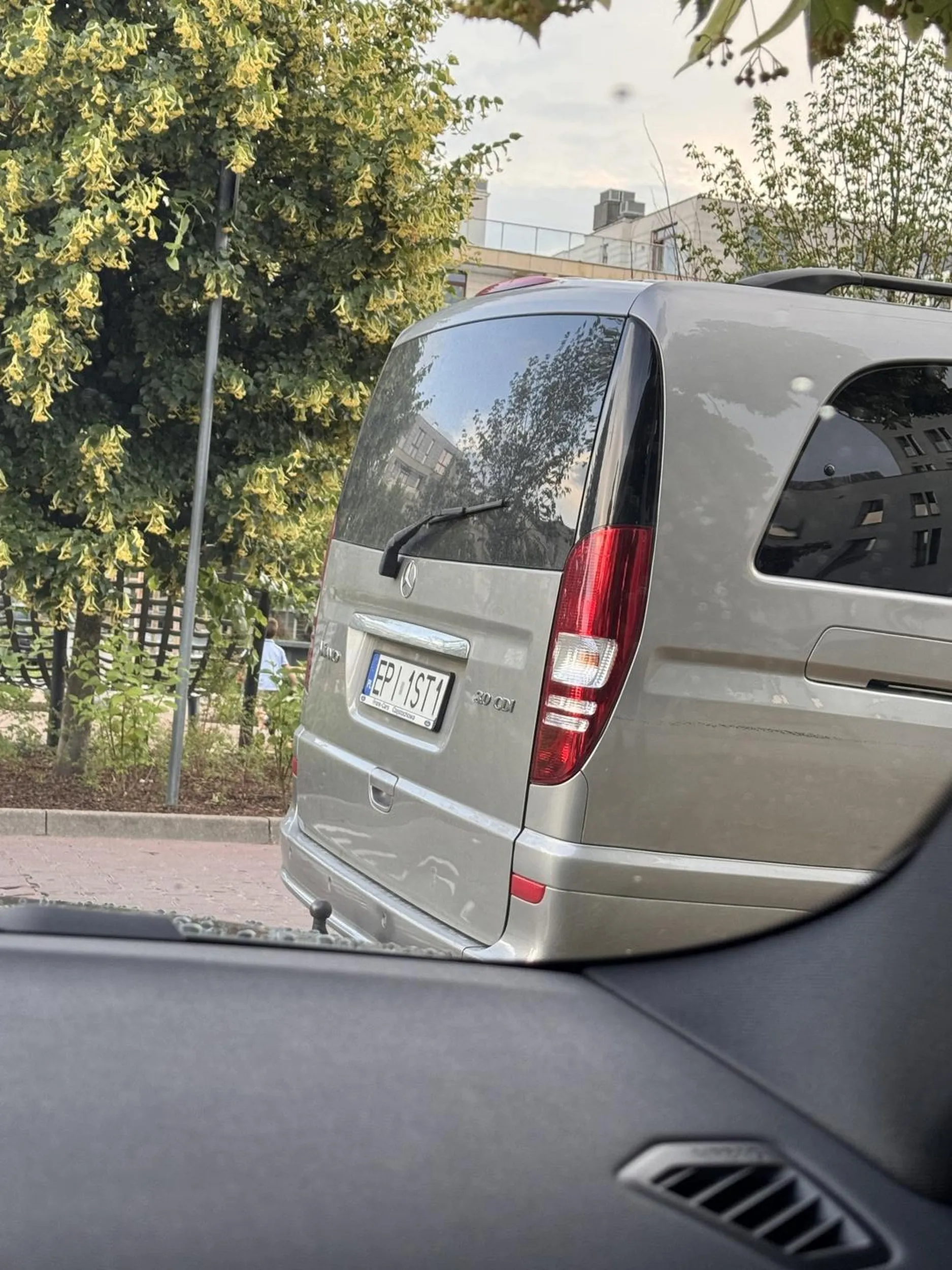 Proszę się nauczyć poprawnie parkować. Kusiło zadzwonić na straż miejską ;)