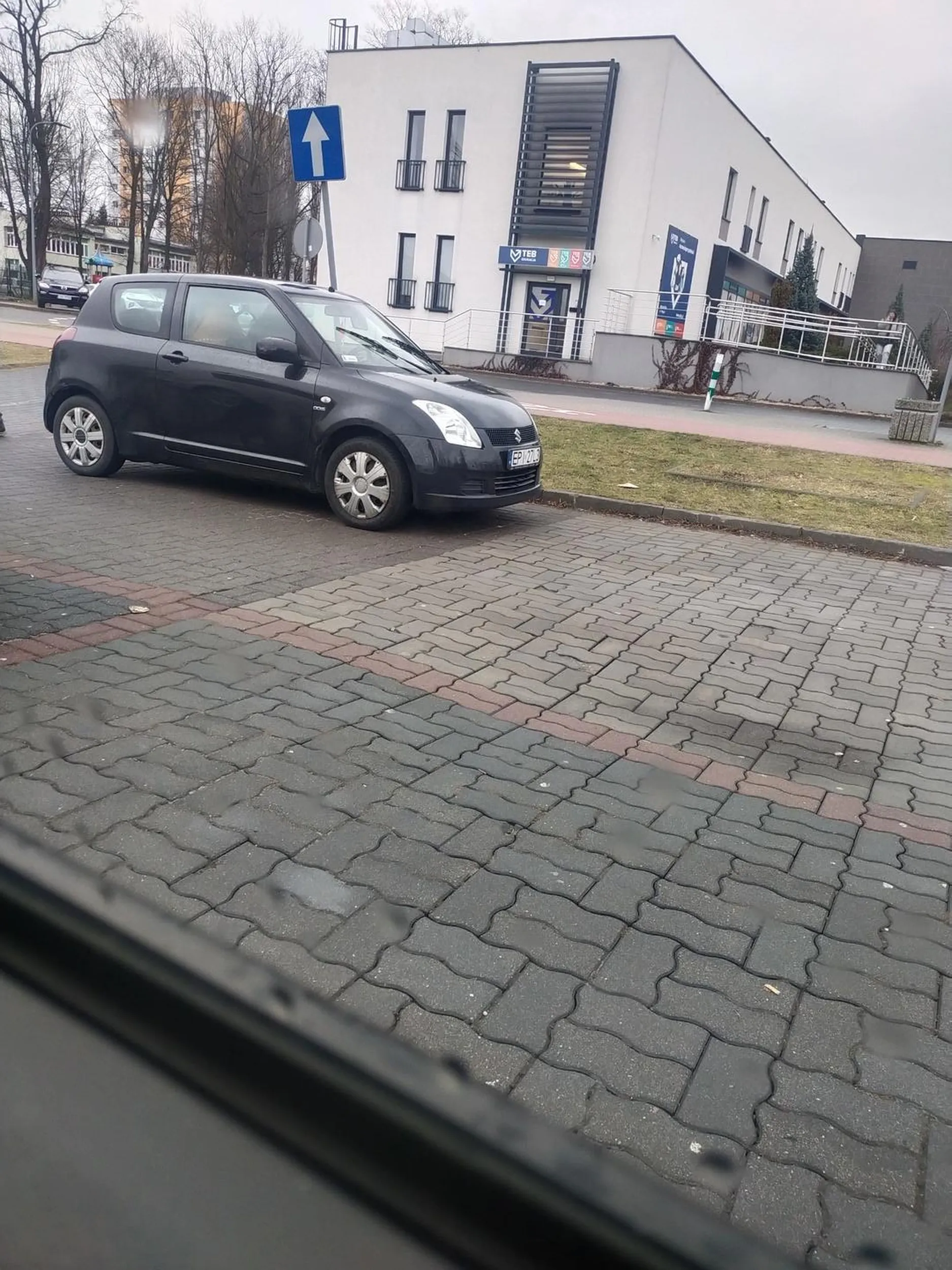 Śmieć nagminnie parkuje na wyjeździe z parkingu tym samym blokując i uniemożliwiając wyjazd