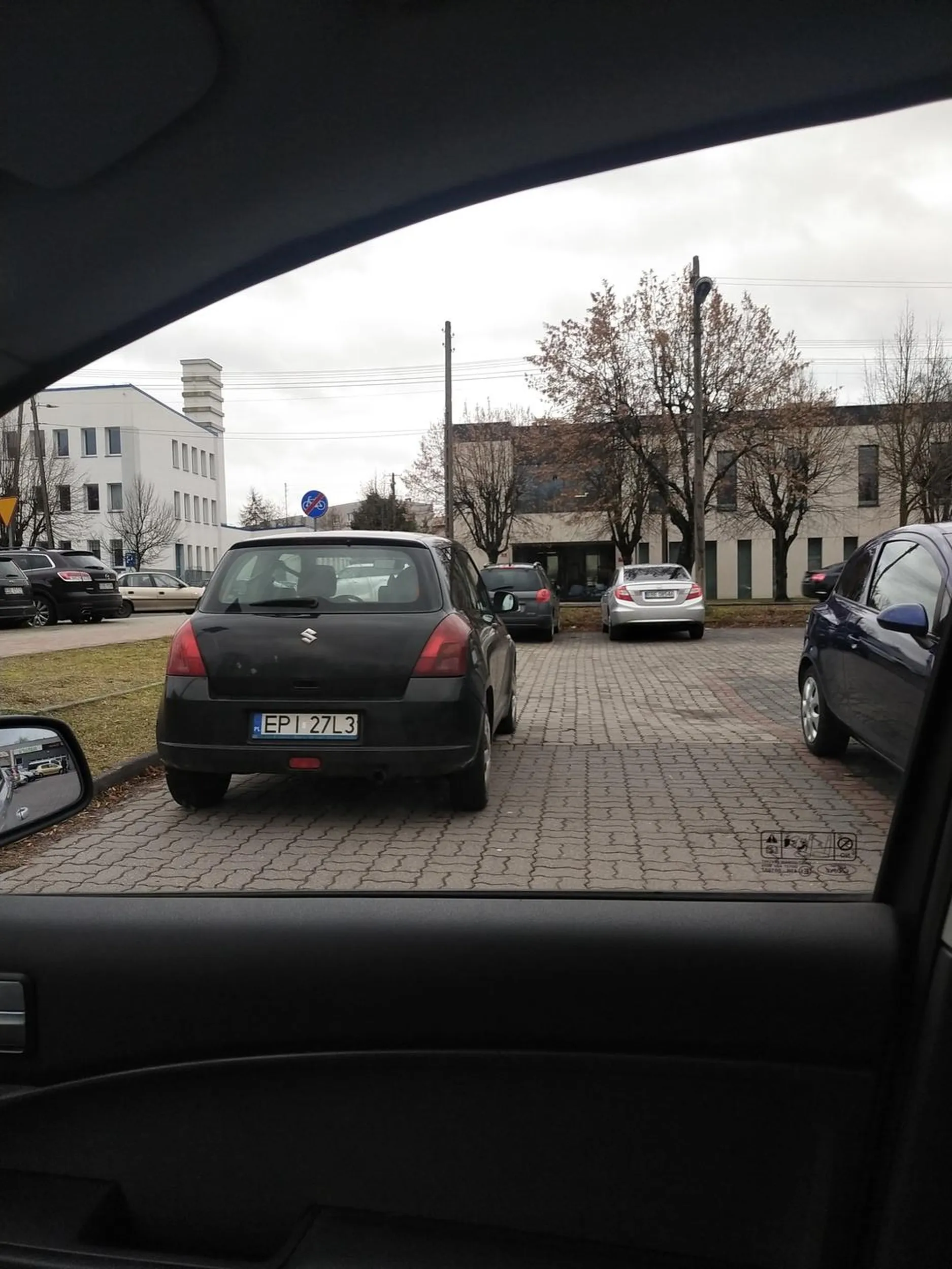 Śmieć nagminnie parkuje na wyjeździe z parkingu tym samym blokując i uniemożliwiając wyjazd