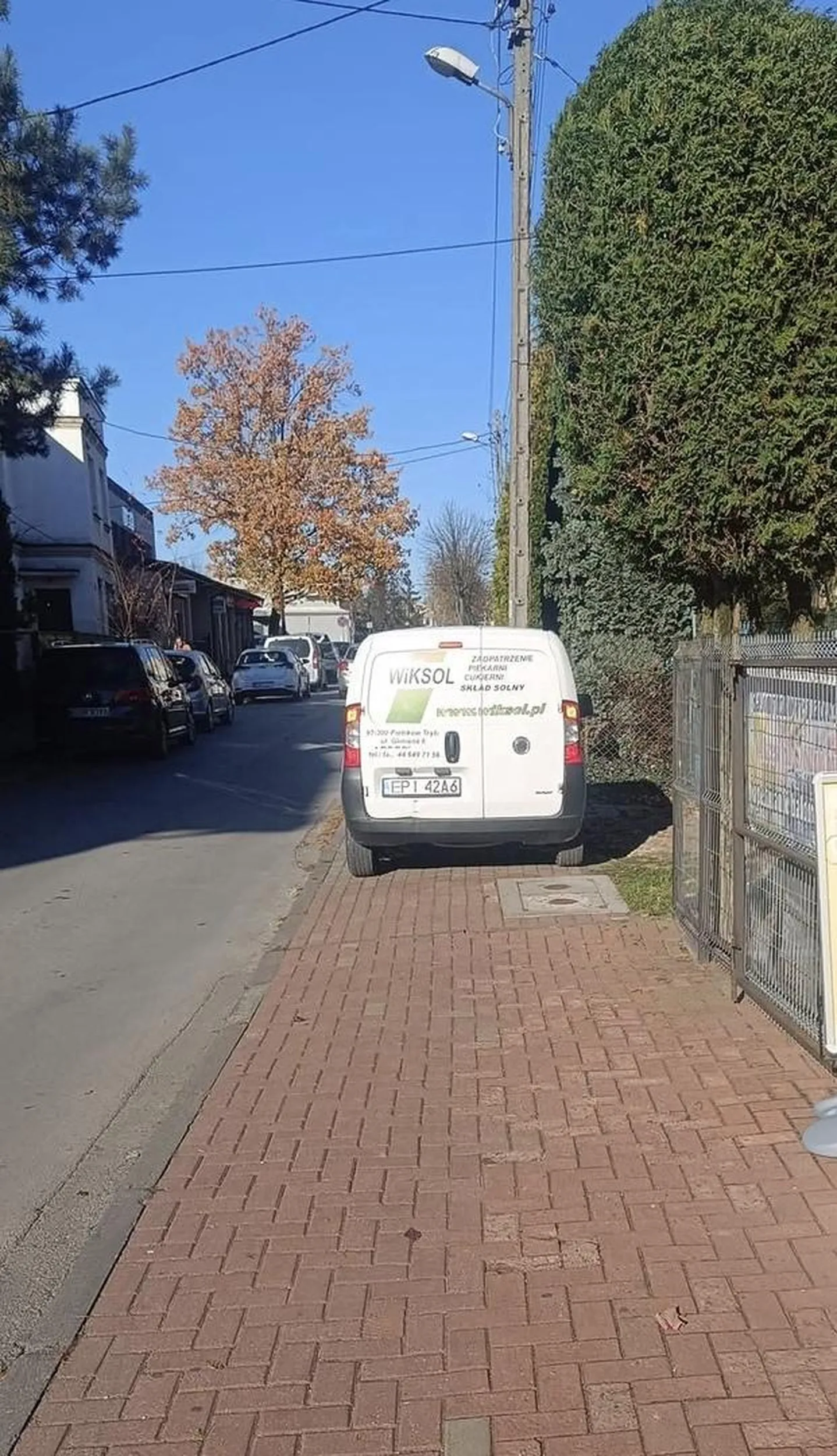 Cały chodnik zajęty. Piesi na ulicę?