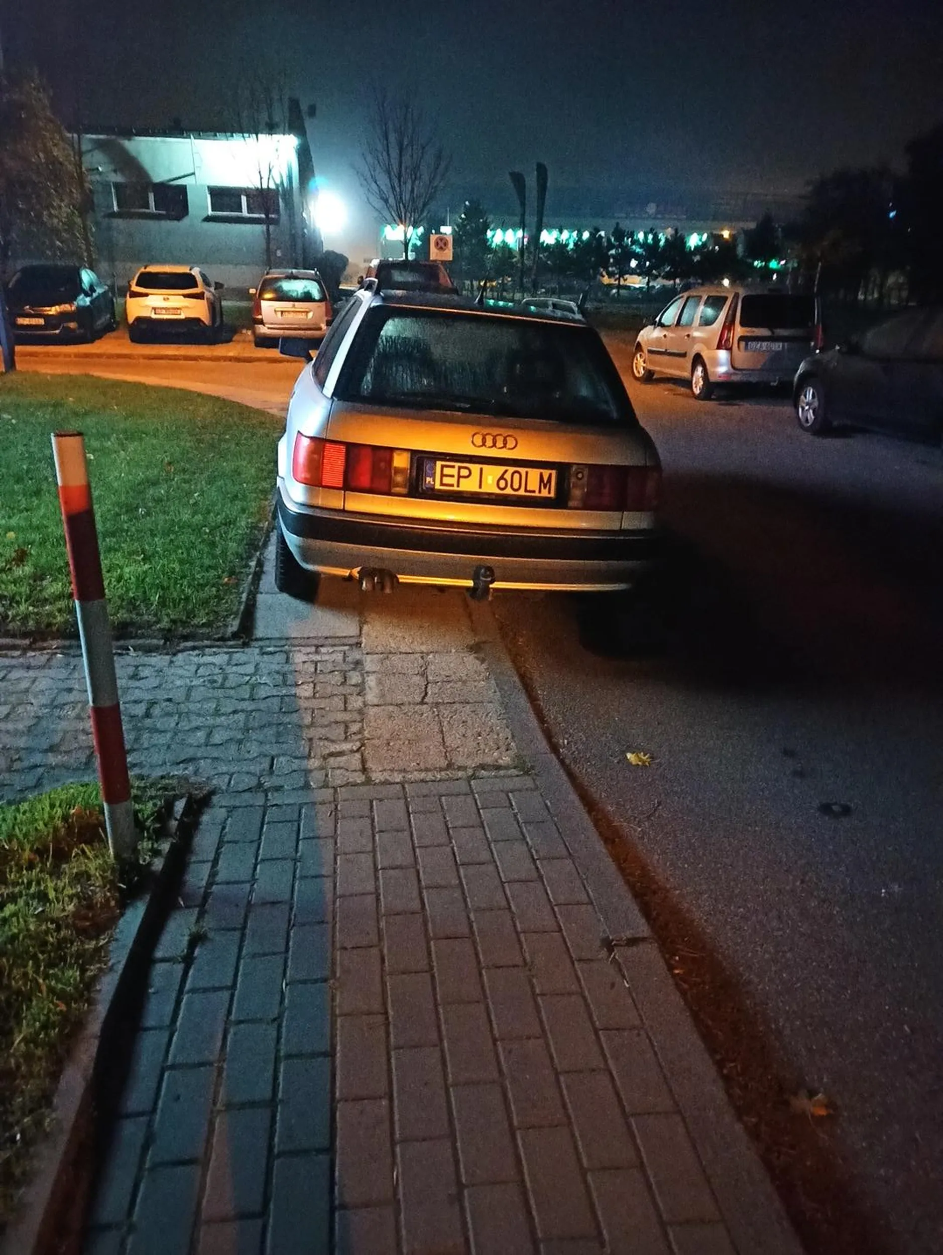 Czy to wygląda jak 1,5m chodnika pozostawionego dla pieszych??? Po drugiej stronie ulicy chodnika nie ma w ogóle!!! Wracaj do siebie na pole i parkuj gdzie ci się podoba, ale jak przyjeżdżasz do Piotrkowa, to się zachowuj. Następnym razem zostanie wezwana policja lub straż miejska. Włącz myślenie!!!