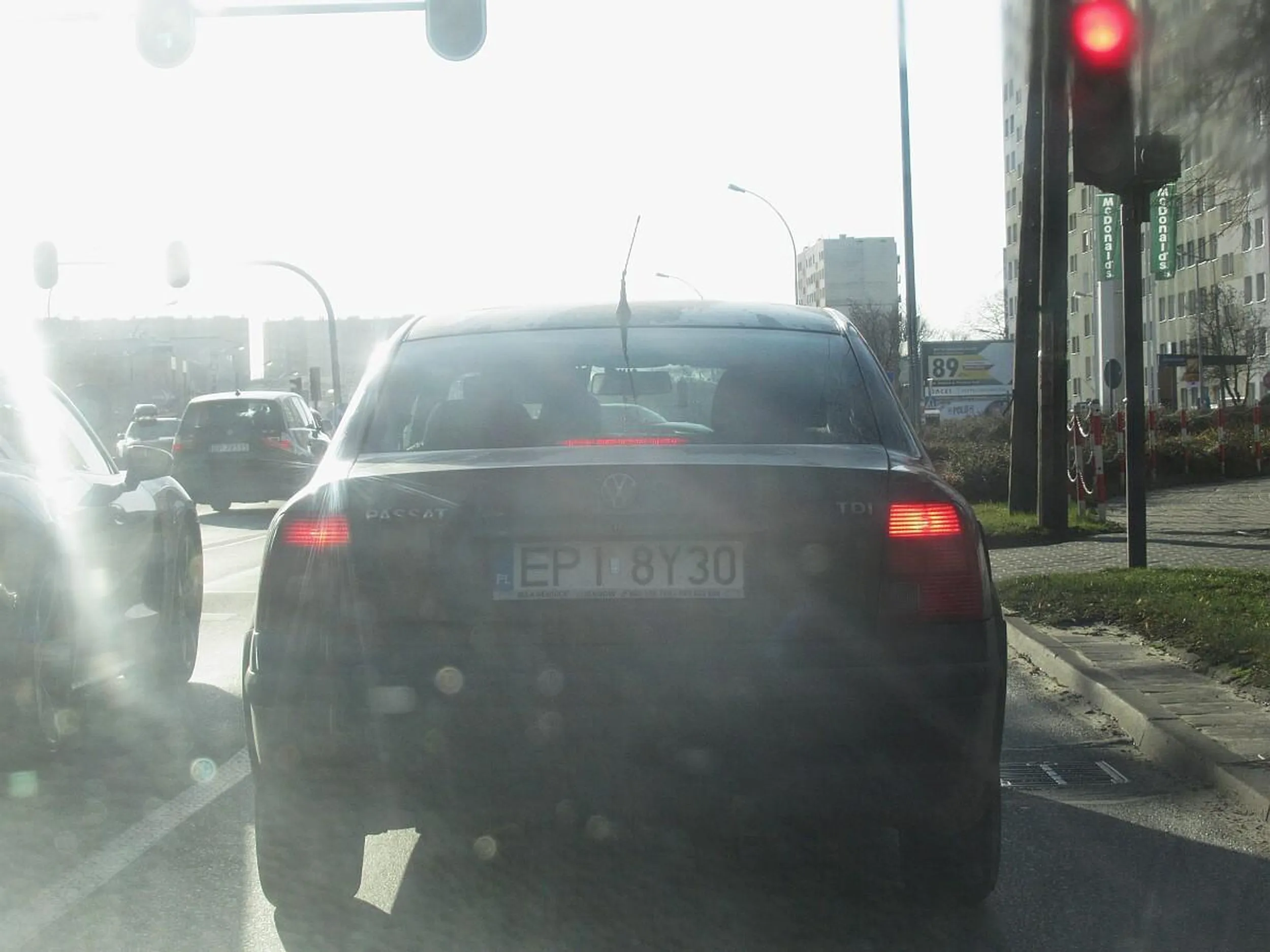 Baran w passacie TDI na pustej ulicy dwujezdniowej tuż przed skrzyżowaniem z czerwonym światłem zjechał ze środkowego pasa ruchu na prawy, tylko po to, żeby zablokować mi możliwość skręcenia w prawo na zielonej strzałce. Co za kretyn!