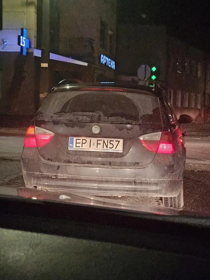 Koleś trzyma się cały czas ogona auta i stwarza zagrożenie nie zachowując bezpiecznej odległości. Do tego świeci dlugimi. Wyprzedził nas dopiero gdy z premedytacją zwolniliśmy w niezabudowanym do 40km/h