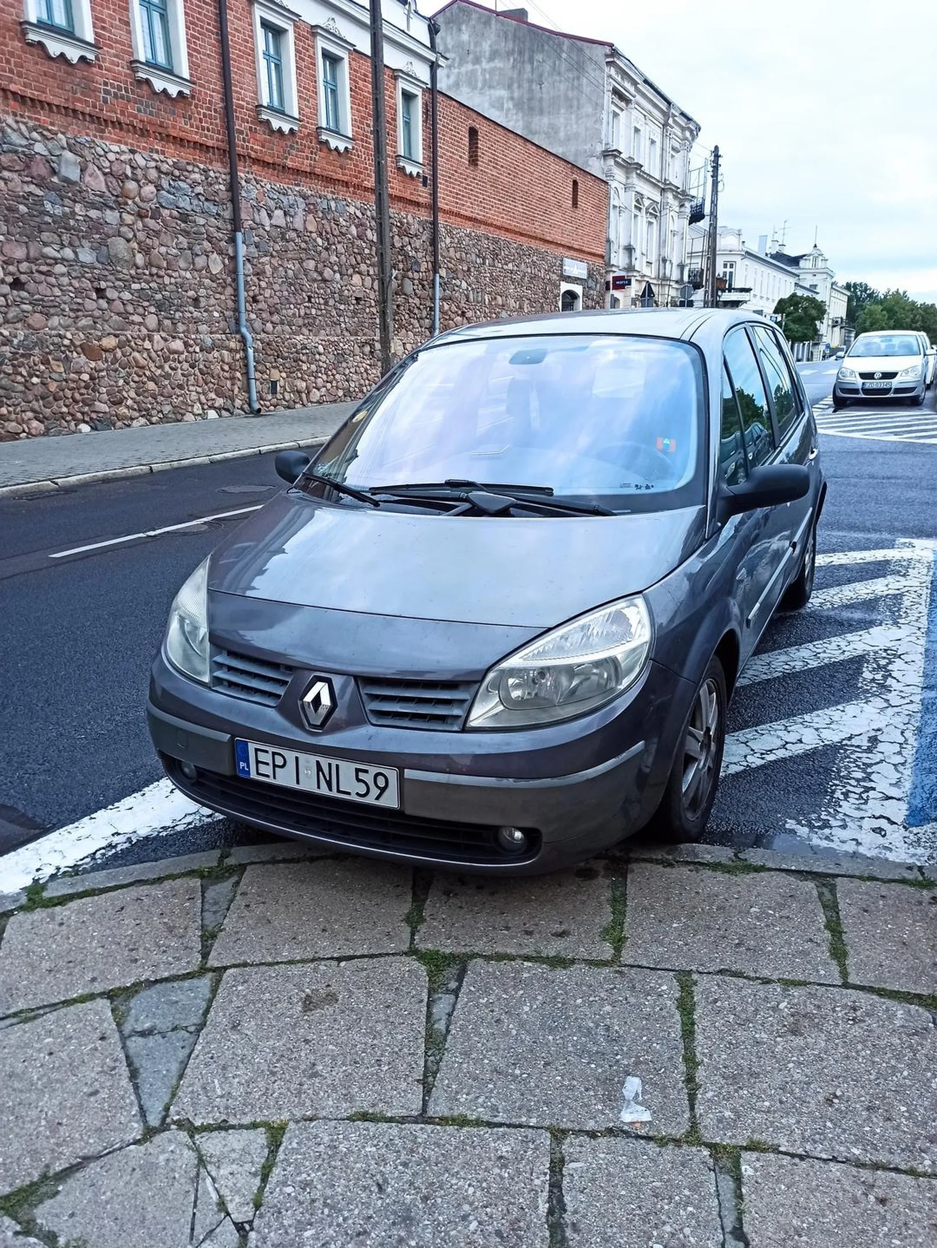 Komentarz zbędny. Parkowanie w centrum Piotrkowa Trybunalskiego. Prawo jazdy znalezione w czipsach.