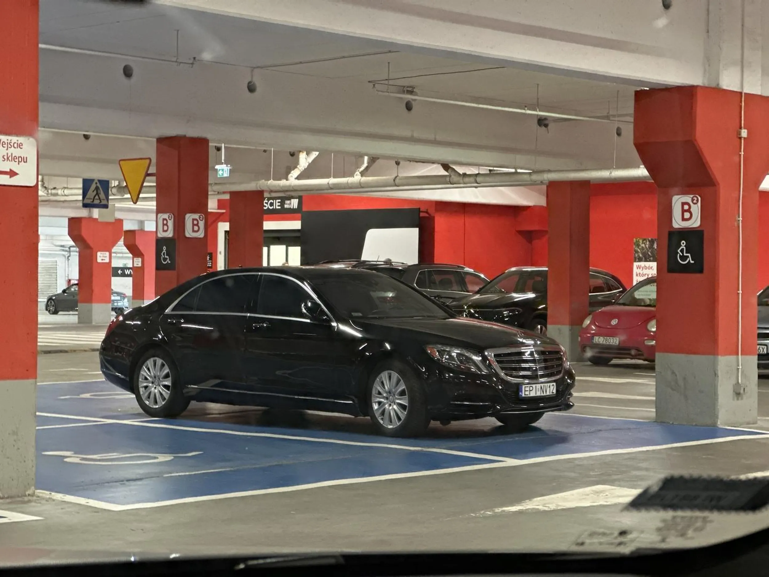 Niepełnosprawny w Mercedesie na dwa miejsca?