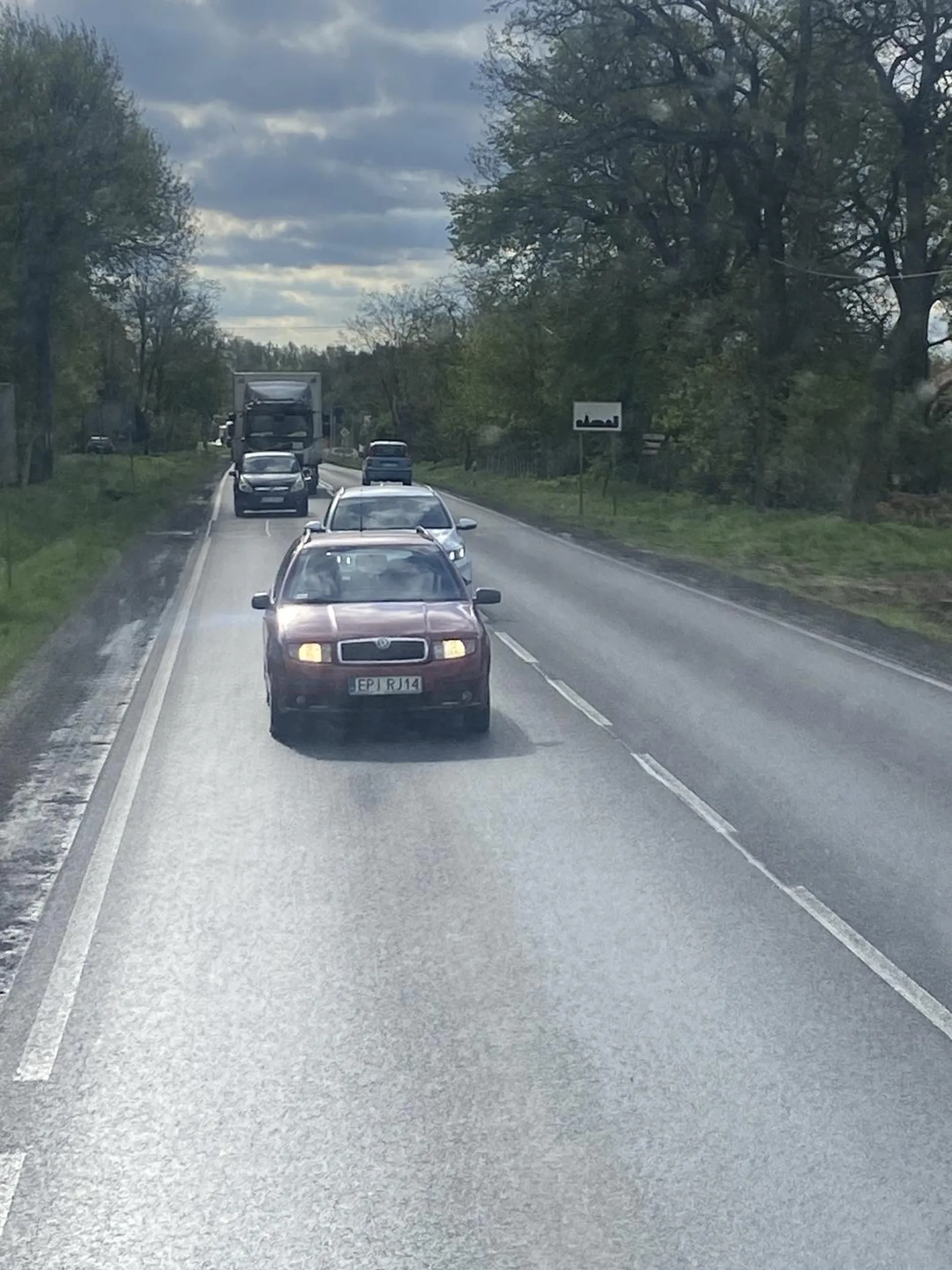 Jedzie 20km/h a dozwolone 100