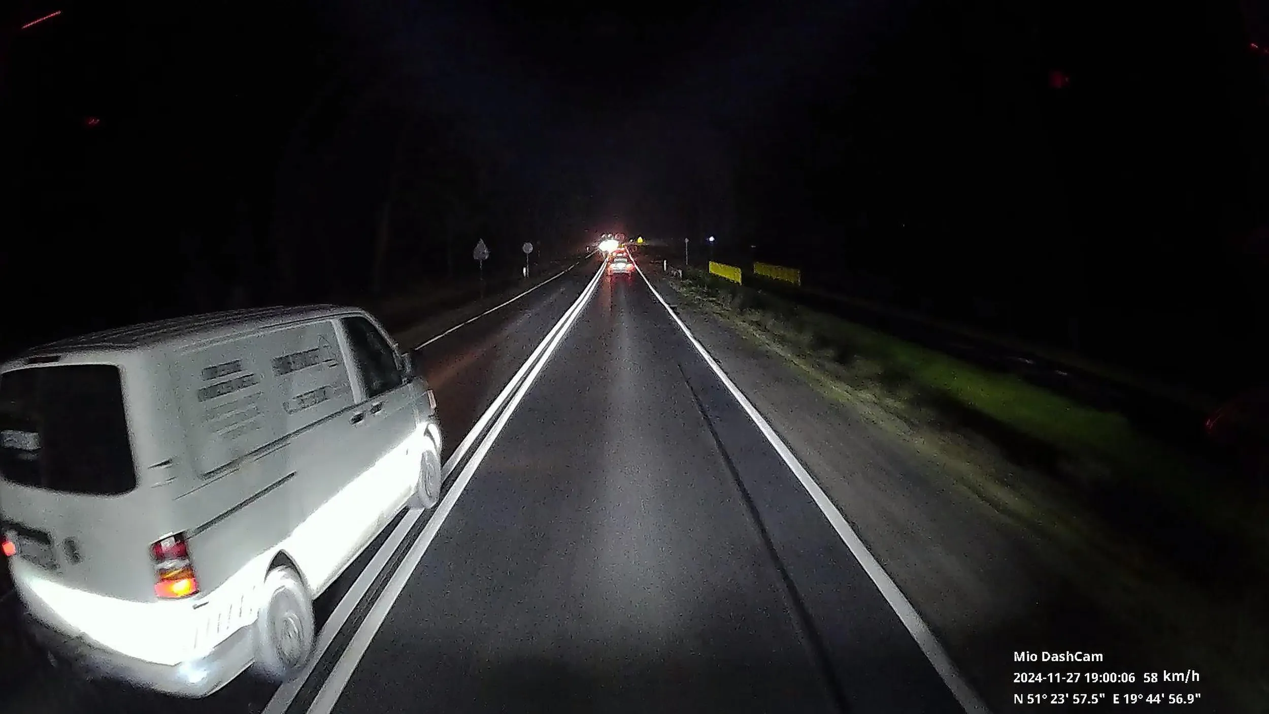 Tak wiem, że podwójna ciągła to nie drut kolczasty, ale wyprzedzanie na niej po zmroku gdy z naprzeciwka jedzie ciężarówka na czoło nie jest mądre. Polecam doedukowanie się w dziedzinie prowadzenia pojazdów mechanicznych.