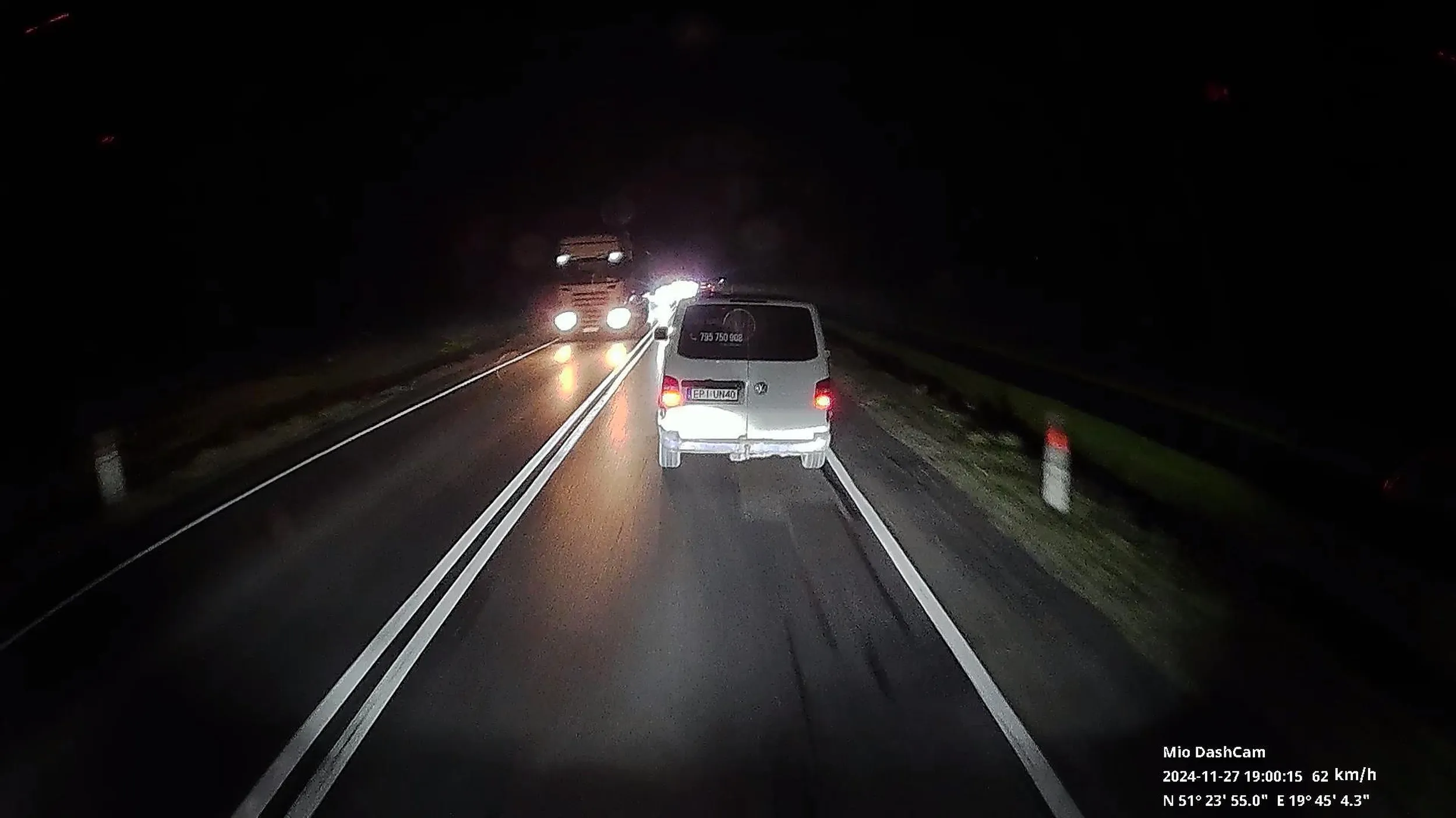 Tak wiem, że podwójna ciągła to nie drut kolczasty, ale wyprzedzanie na niej po zmroku gdy z naprzeciwka jedzie ciężarówka na czoło nie jest mądre. Polecam doedukowanie się w dziedzinie prowadzenia pojazdów mechanicznych.