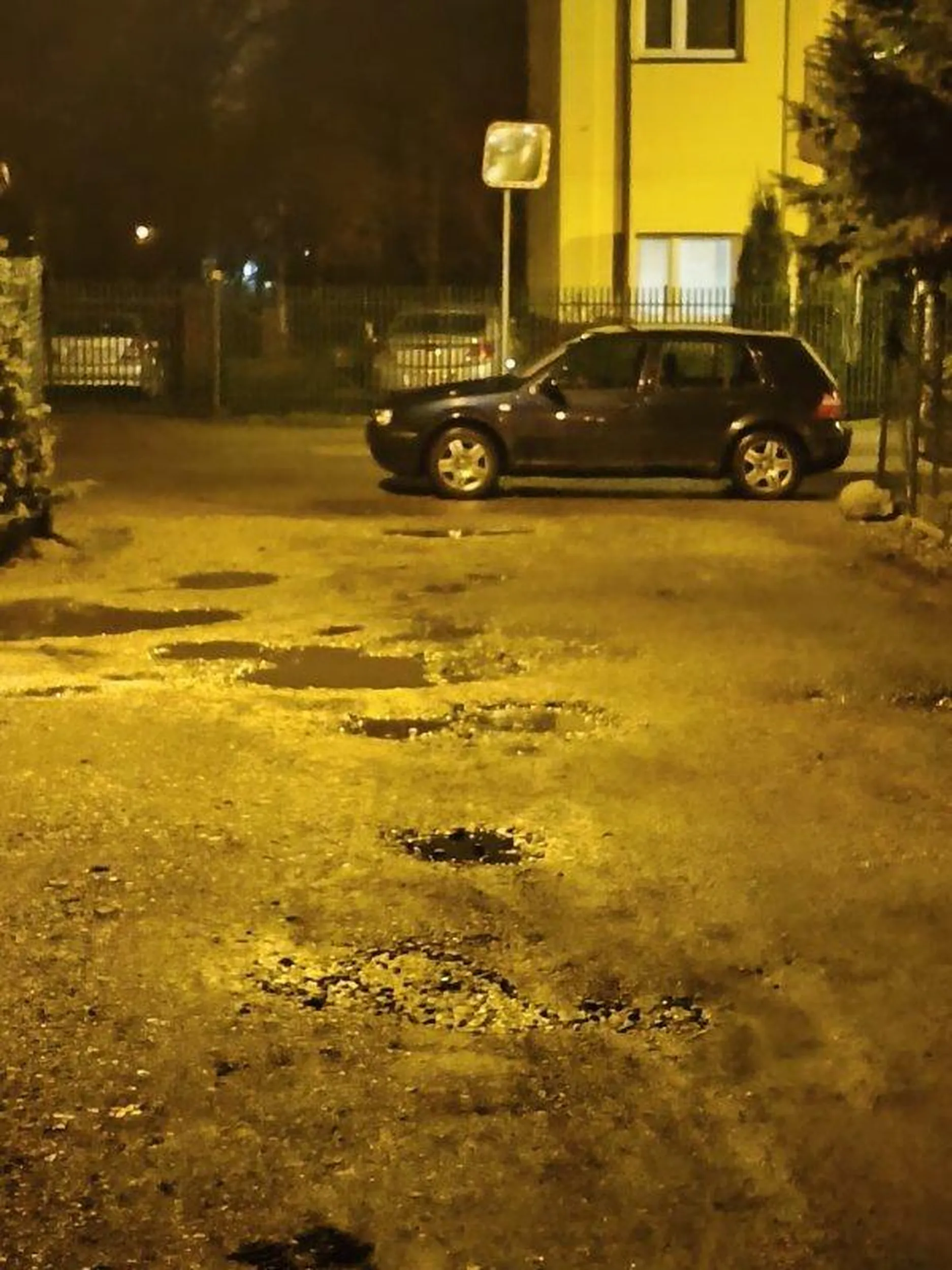 Nie potrafi parkować zastawiając wjazd w drogę wewnętrzną!!!