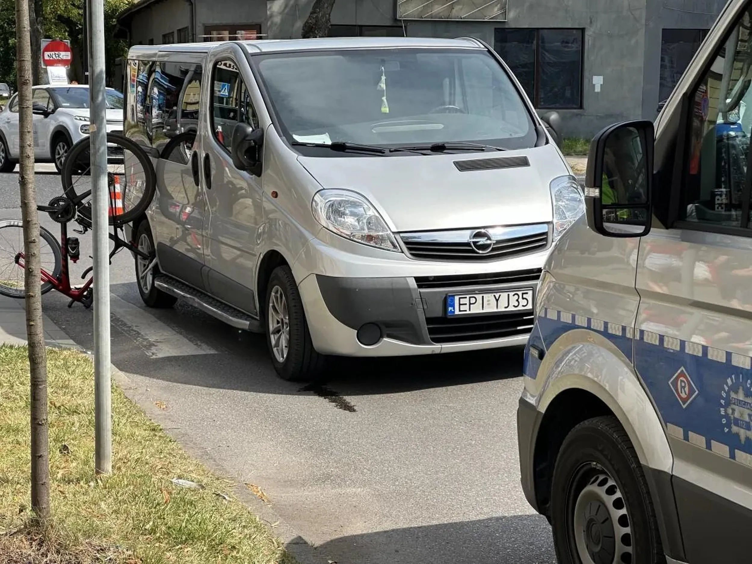 Baba jadąca busem nie ustąpiła rowerzyście pierwszeństwa przejazdu na skrzyżowaniu, wskutek czego doszło do potrącenia: https://piotrkowtrybunalski.naszemiasto.pl/bus-potracil-rowerzyste-w-centrum-piotrkowa-mezczyzna-z/ar/c16-9761337