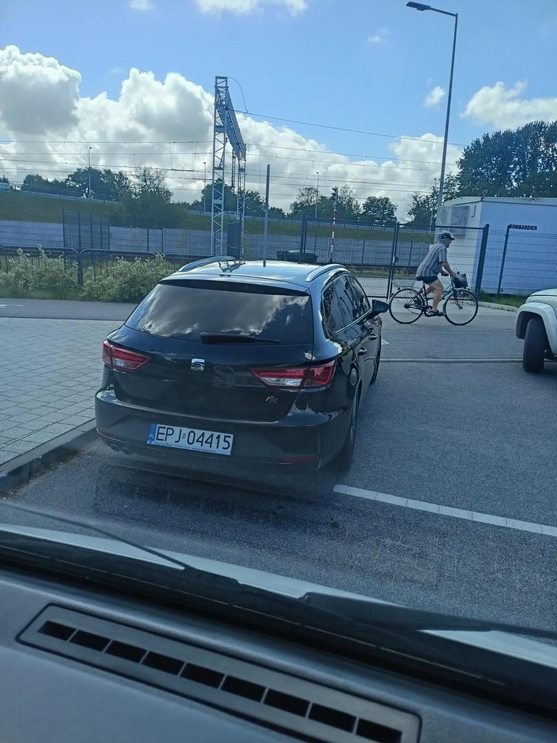 Blokuje parkingi tak że nie da sie wyjechać