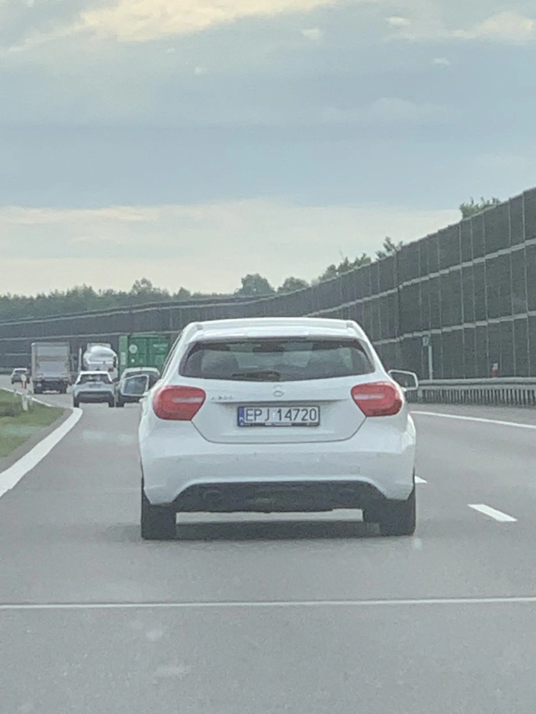 Młody kutas co na autostradzie wyprzedza prawym pasem i wymusza